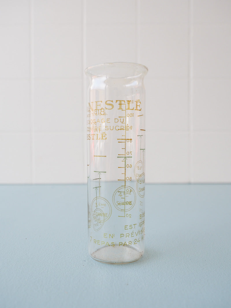 Biberon en verre Nestlé dans sa boîte
