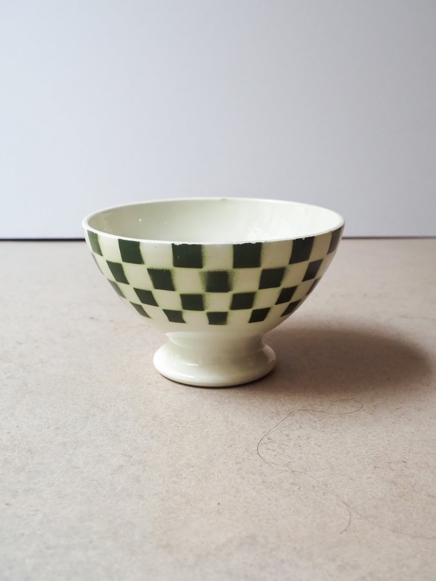 Bol ancien à damier blanc et vert