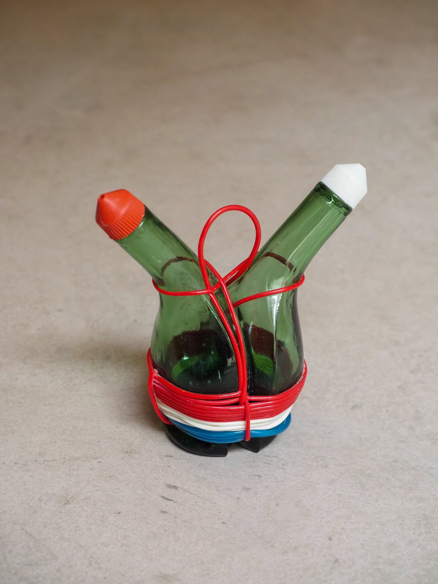 serviteur bouteilles huile et vinaigre et scoubidou