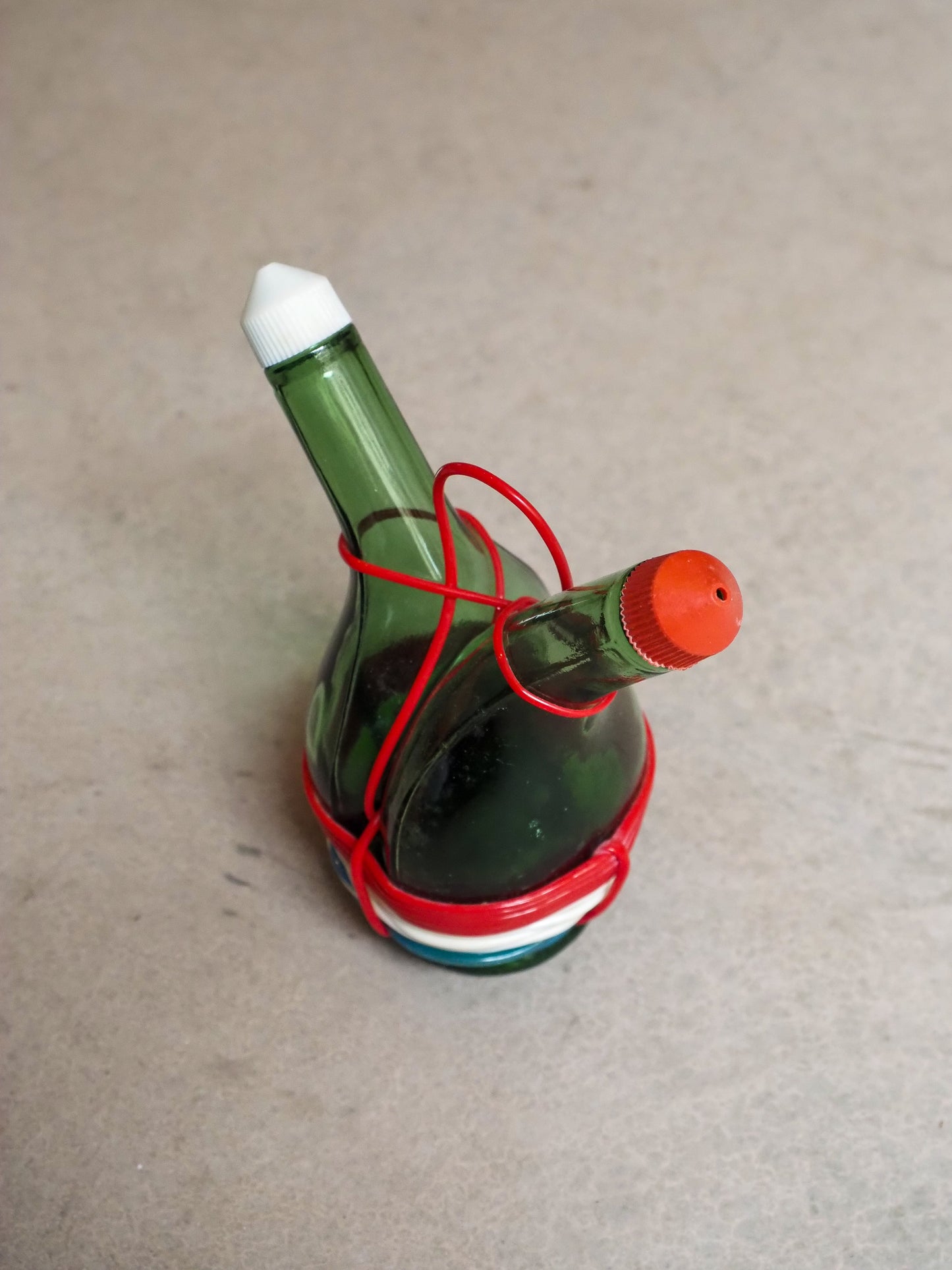serviteur bouteilles huile et vinaigre et scoubidou