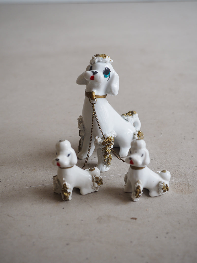 Caniche spaghetti et chiots en porcelaine