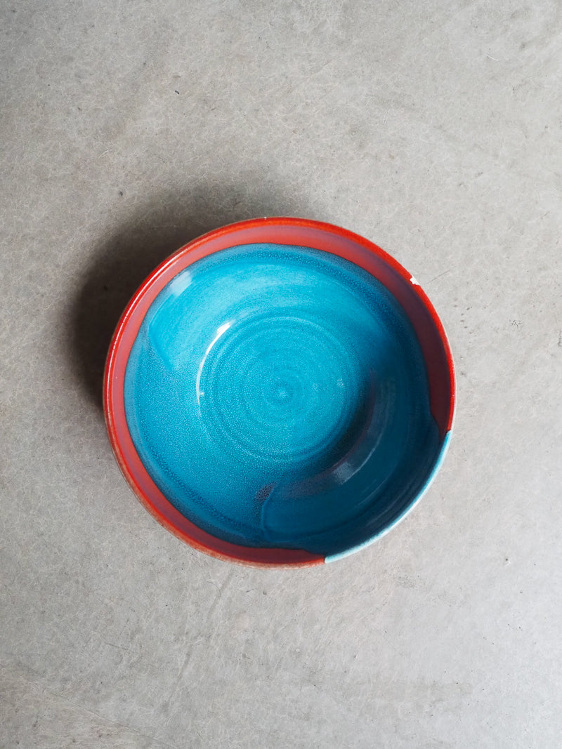 Bol en céramique – Rouge et bleu – Pièce artisanale