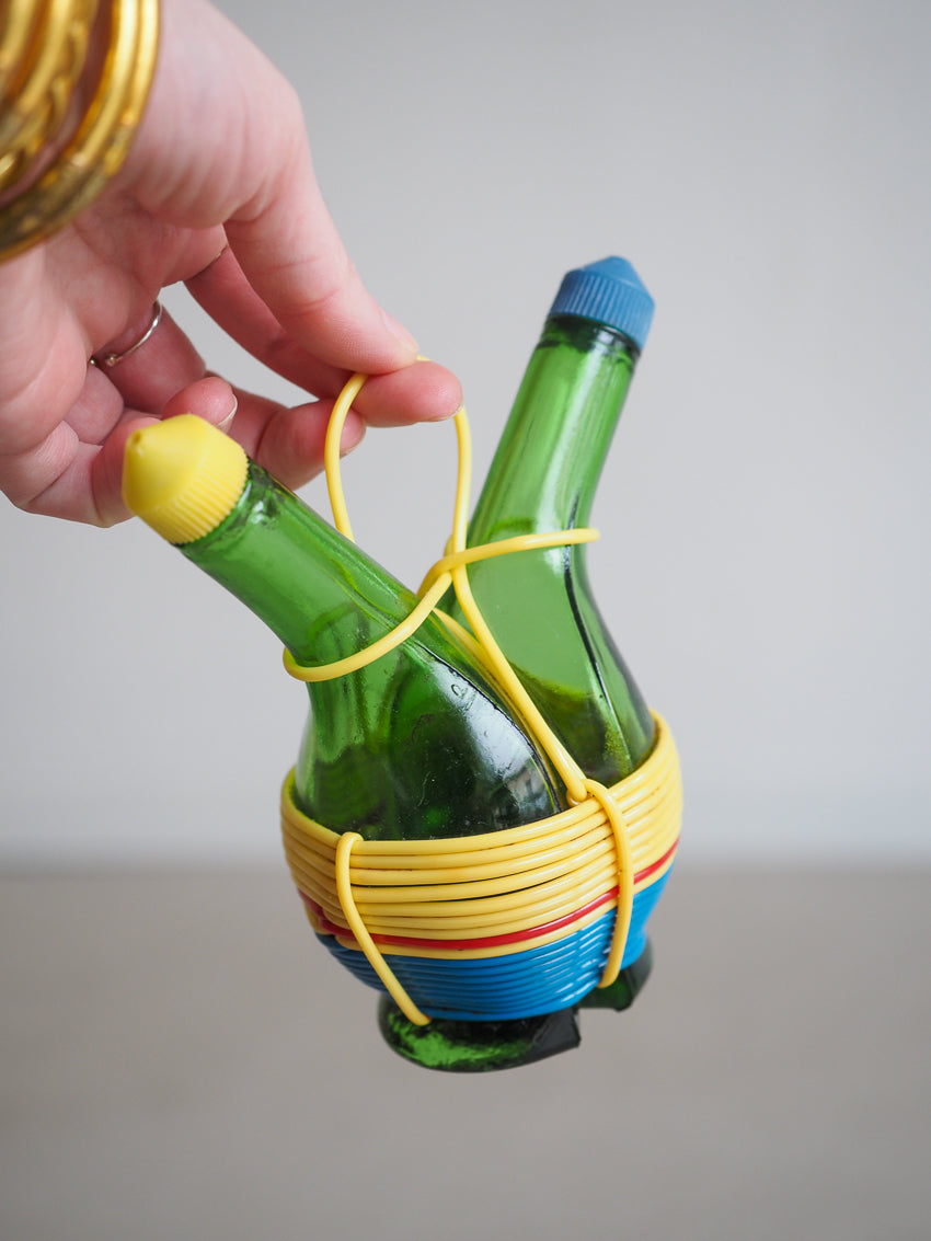 serviteur bouteilles huile et vinaigre et scoubidou