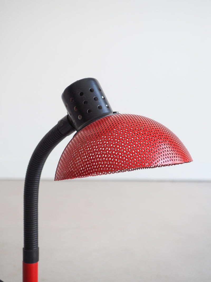 Lampe vintage en métal perforé rouge Aluminor