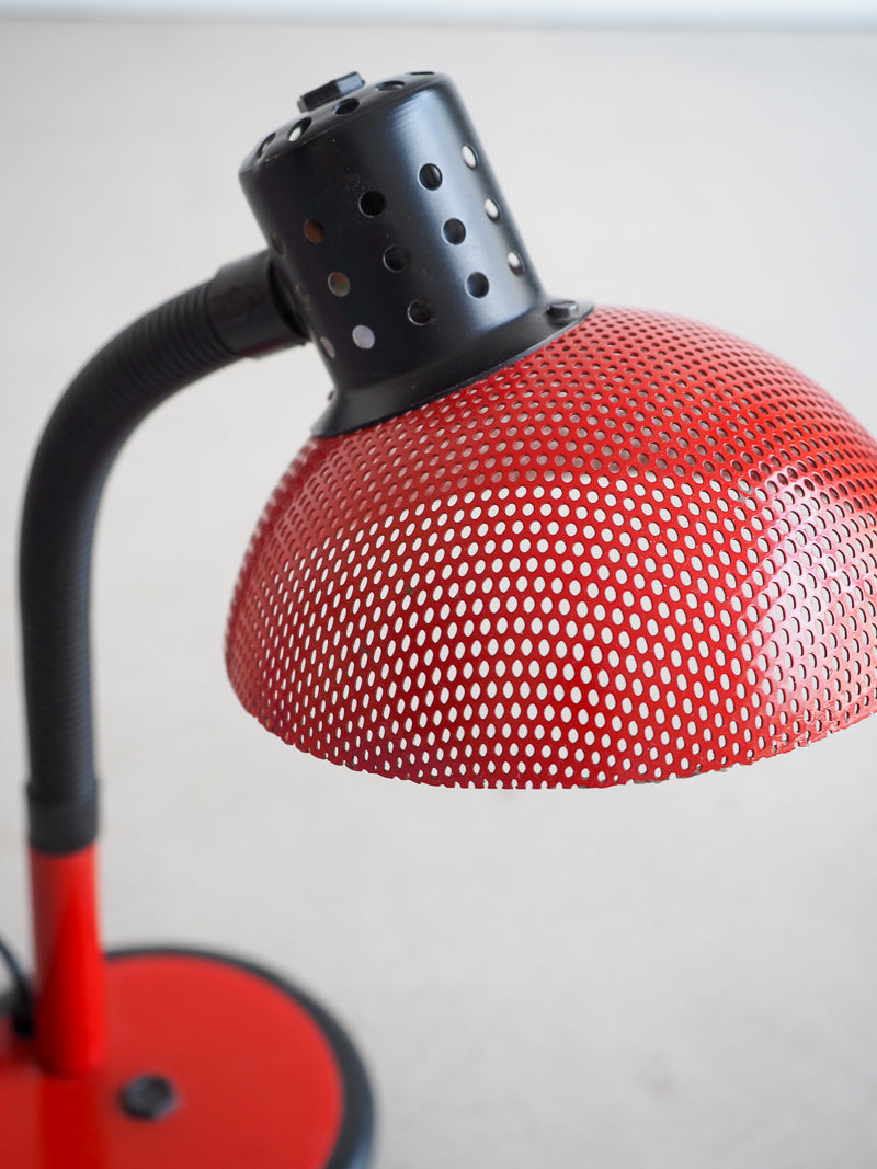 Lampe vintage en métal perforé rouge Aluminor