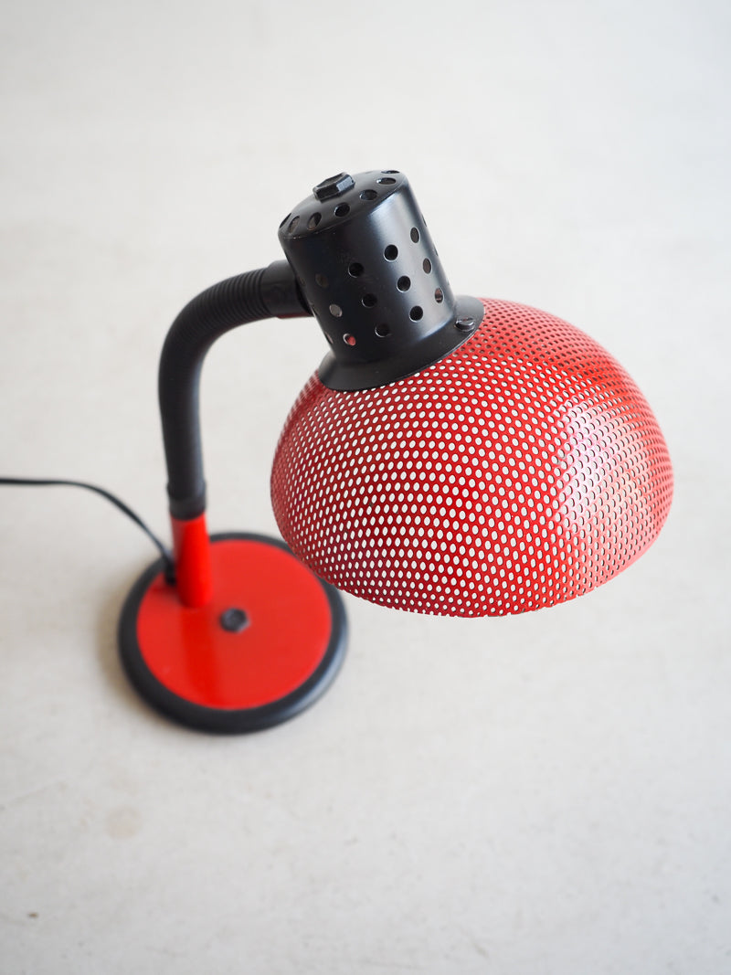 Lampe vintage en métal perforé rouge Aluminor