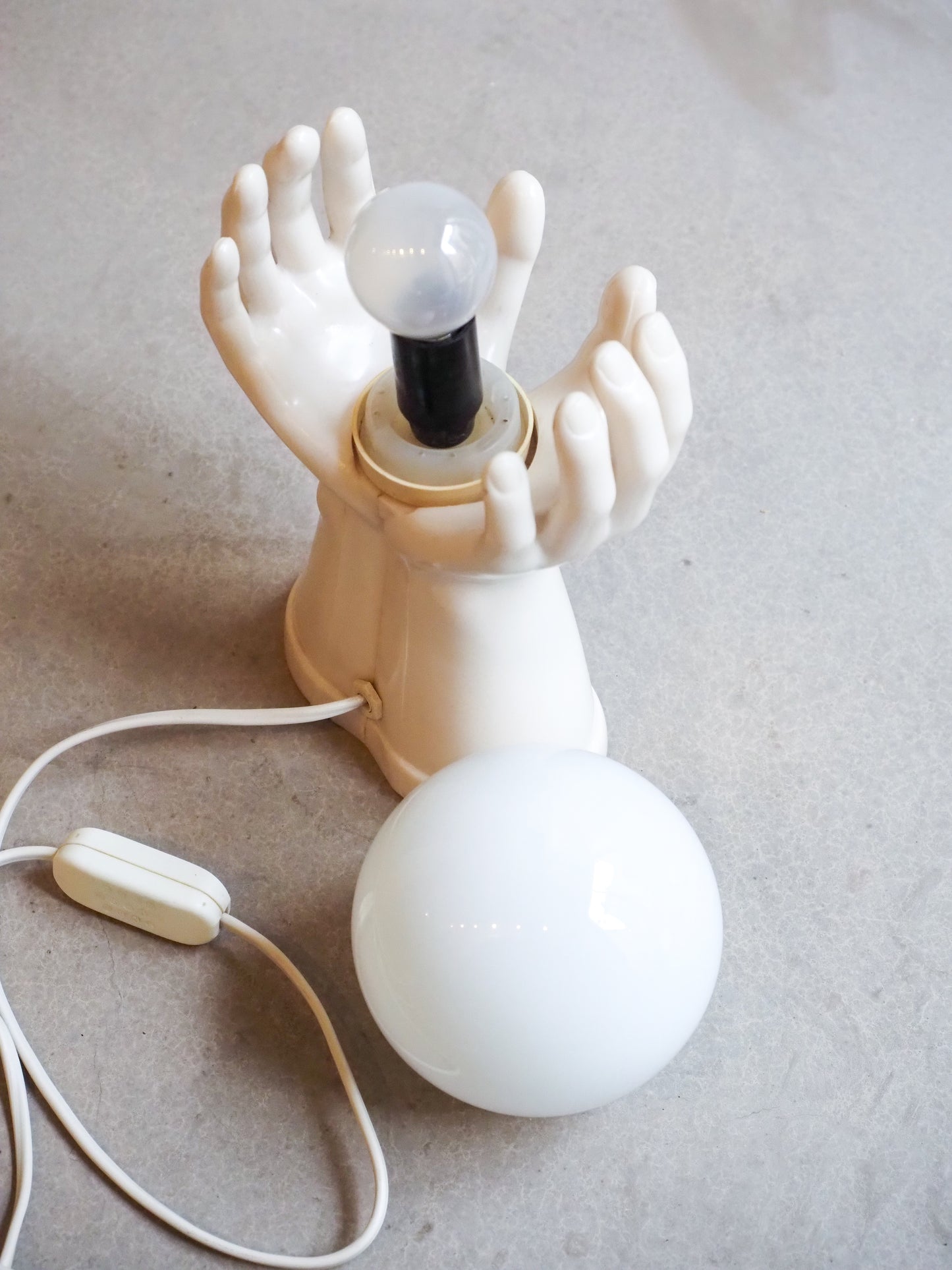 Lampe mains en bakélite vintage