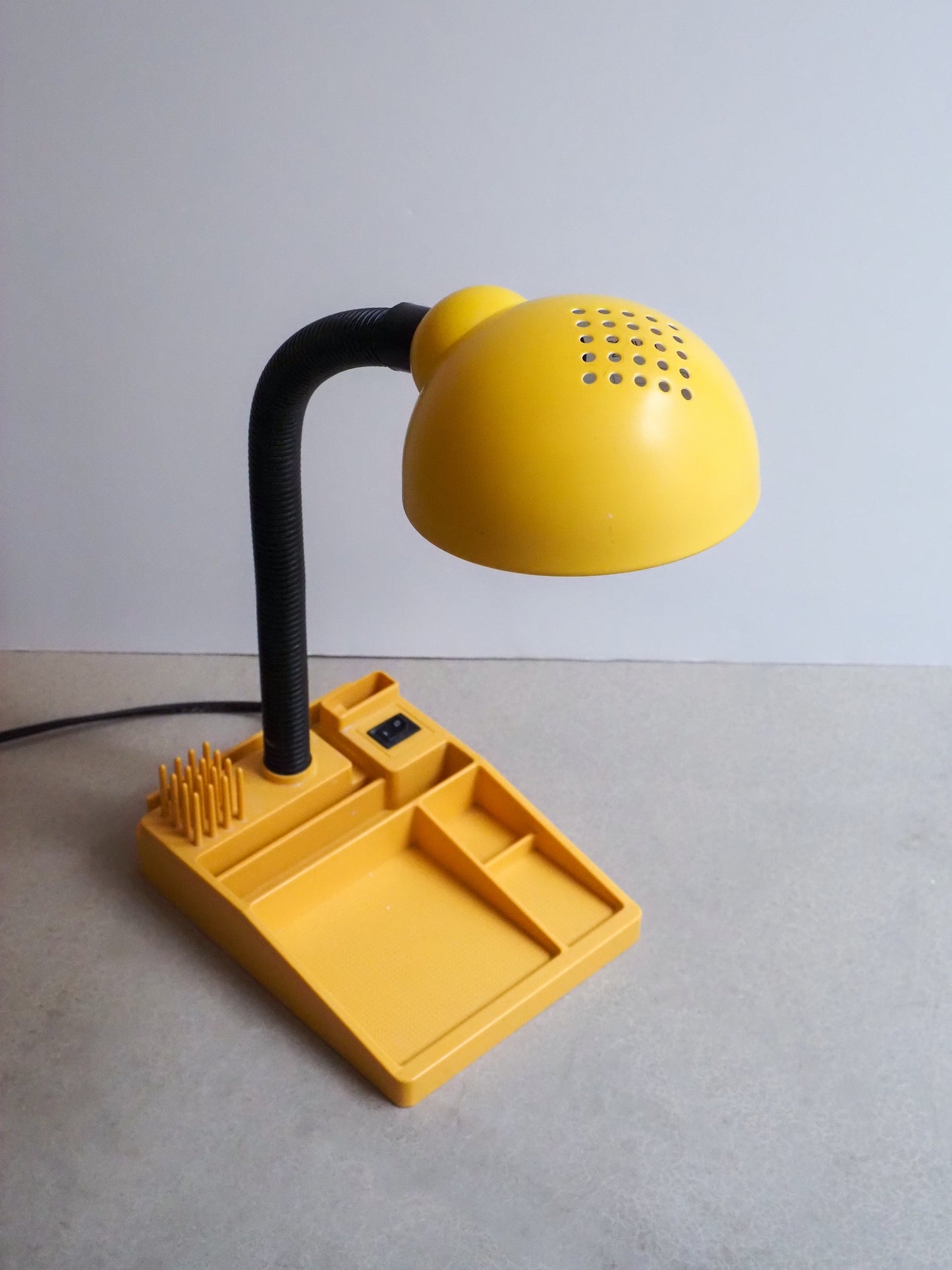 Lampe vintage avec organisateur de bureau jaune