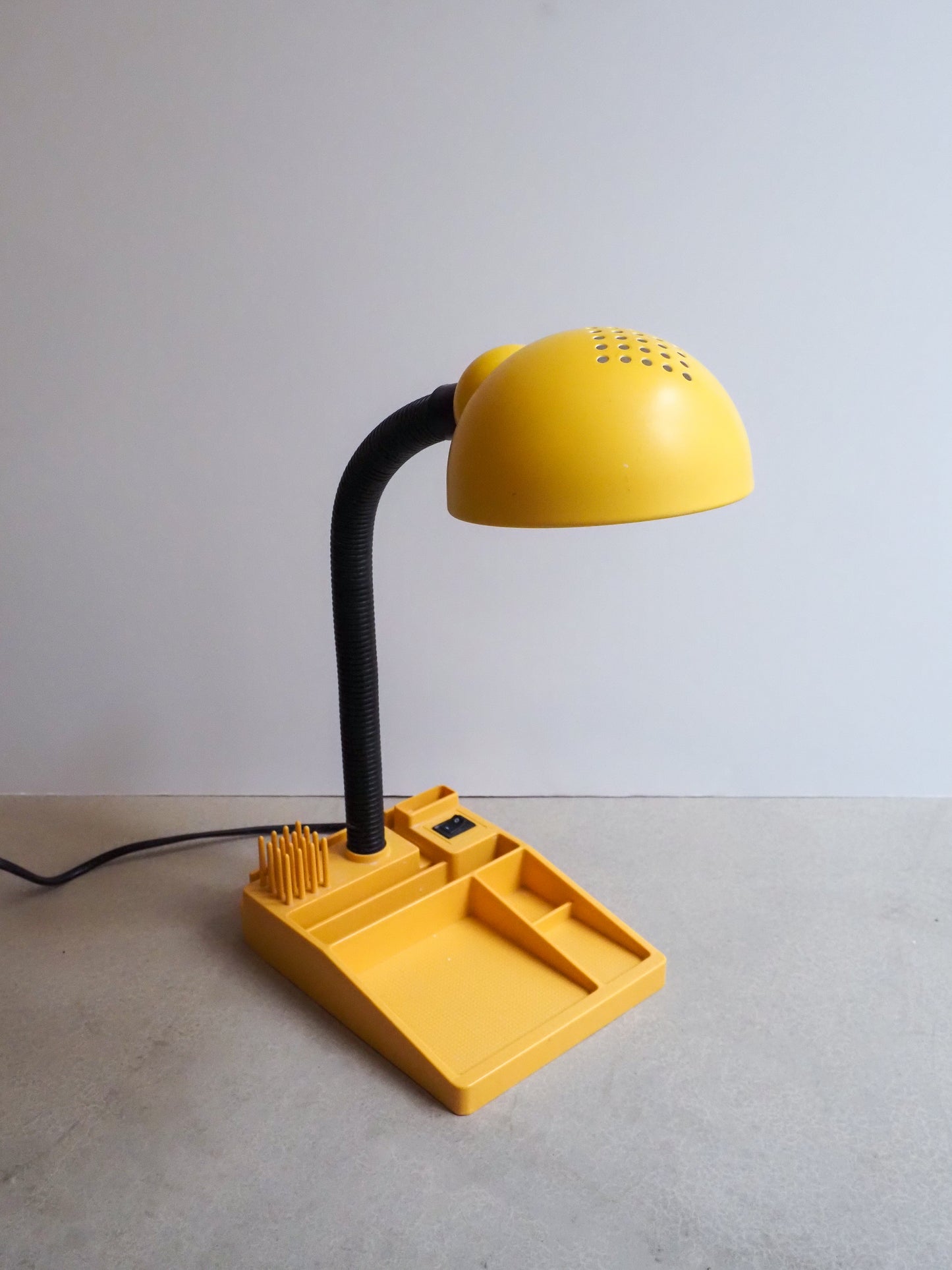 Lampe vintage avec organisateur de bureau jaune