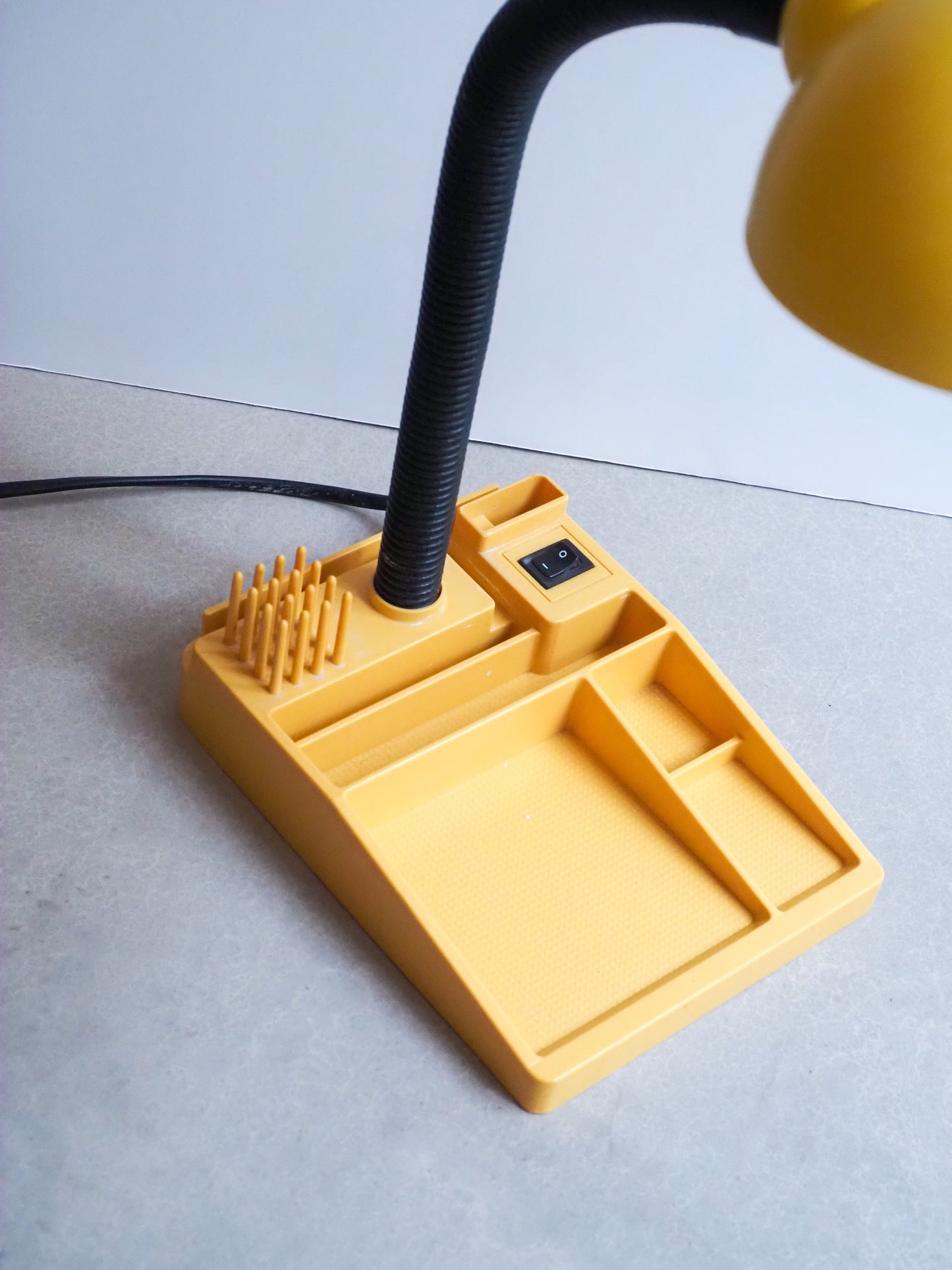 Lampe vintage avec organisateur de bureau jaune
