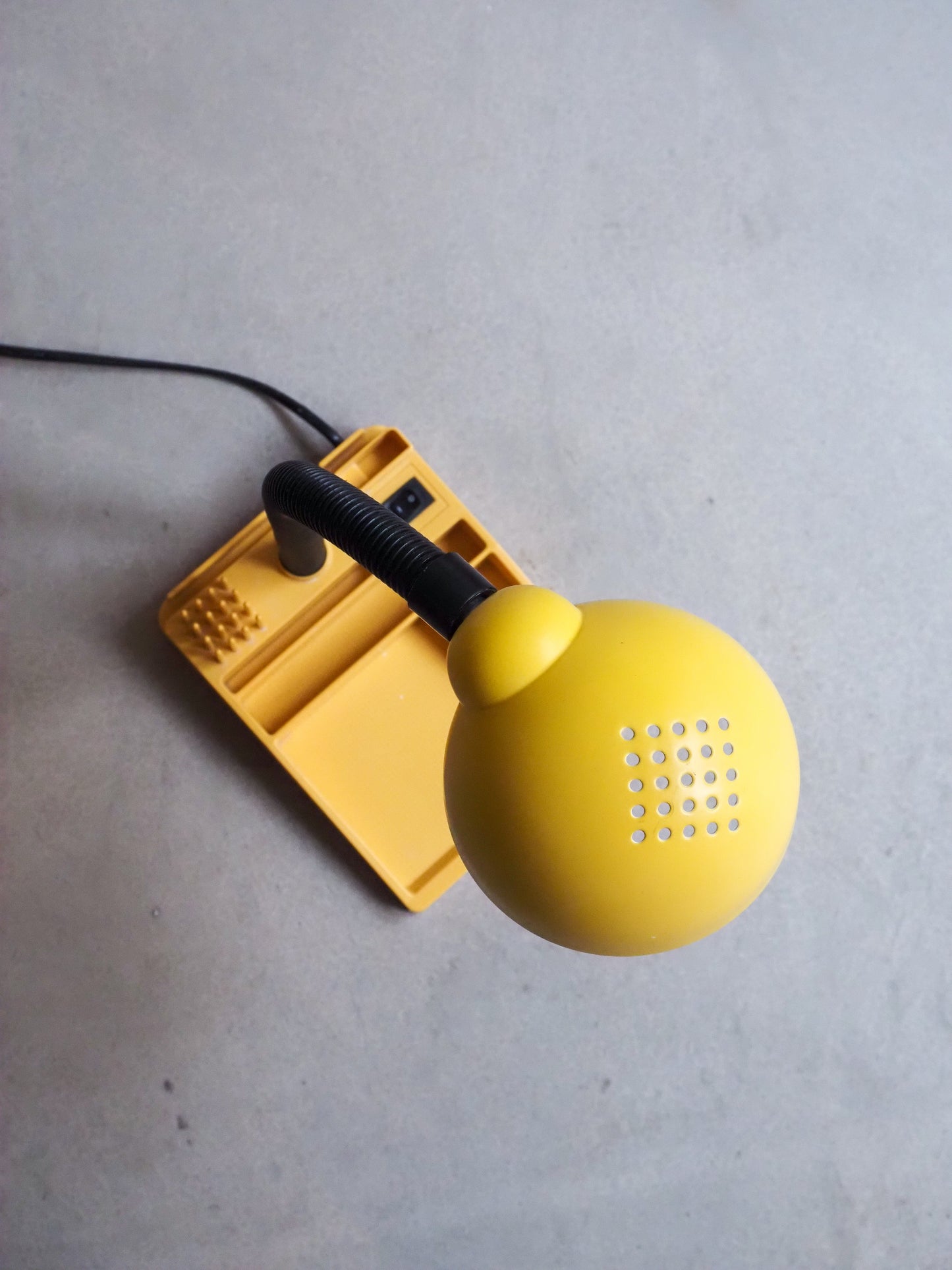 Lampe vintage avec organisateur de bureau jaune