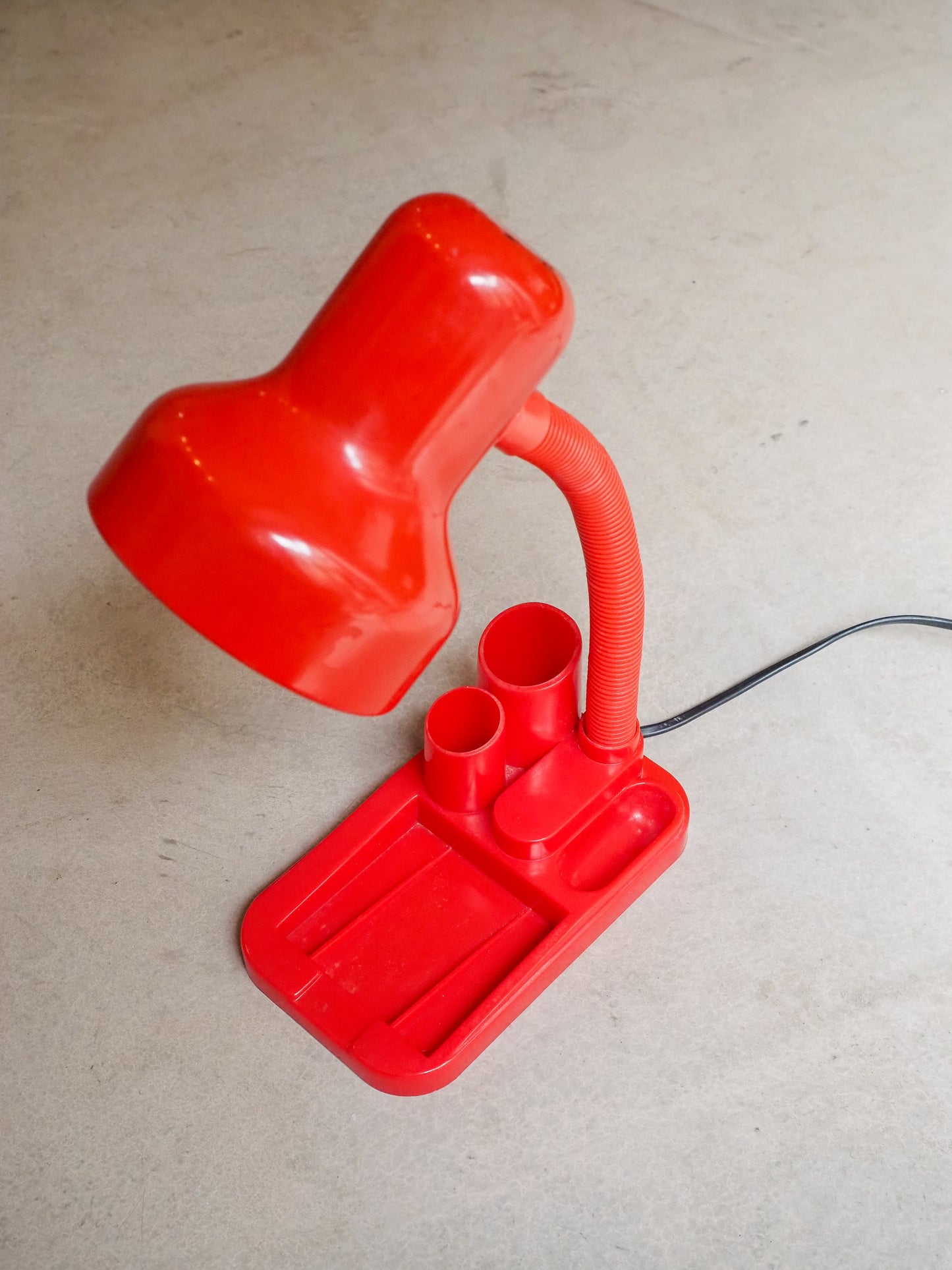 Lampe vintage avec organisateur de bureau rouge