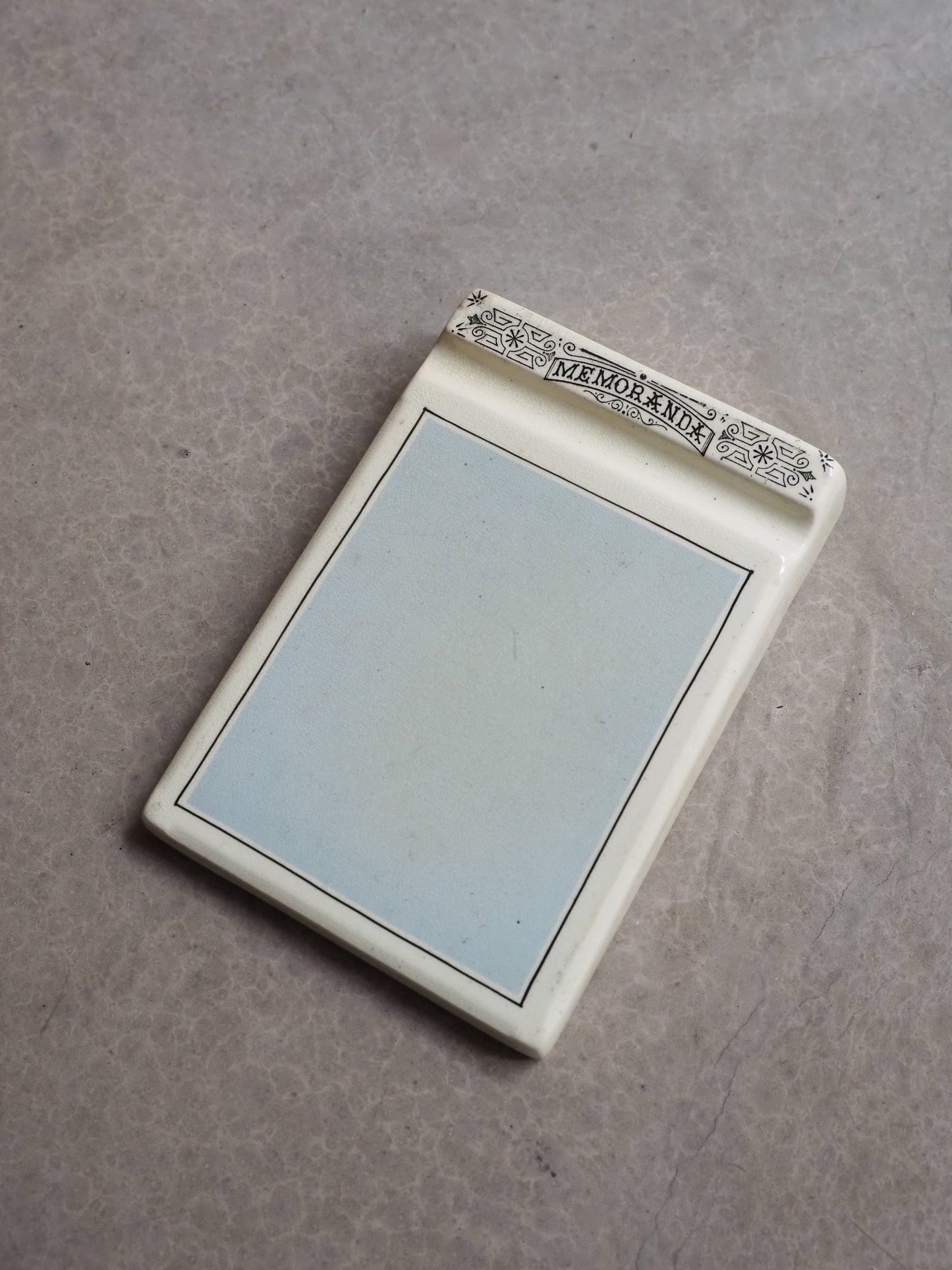 Objet de Comptoir Vintage – Memoranda en Céramique