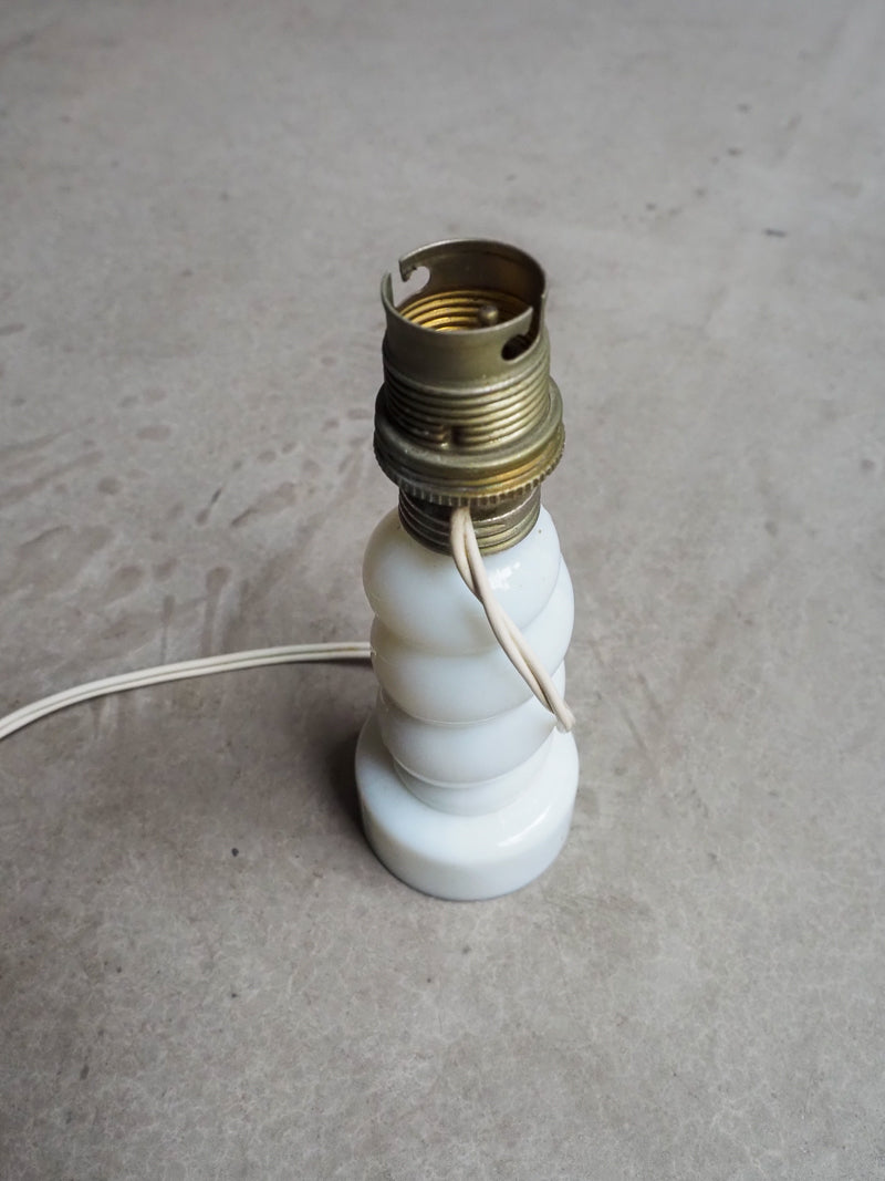 Petit pied de lampe en opaline torsadée blanche