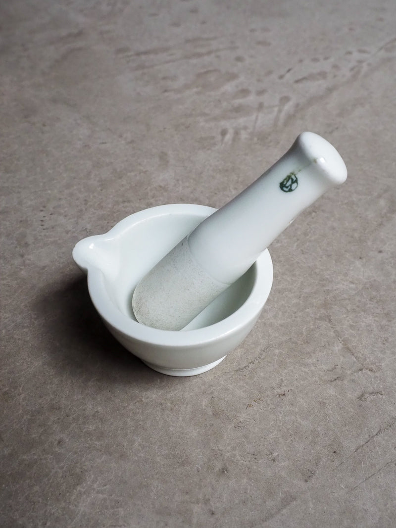 Ancien mini pilon en céramique blanche – Pharmacie / Laboratoire
