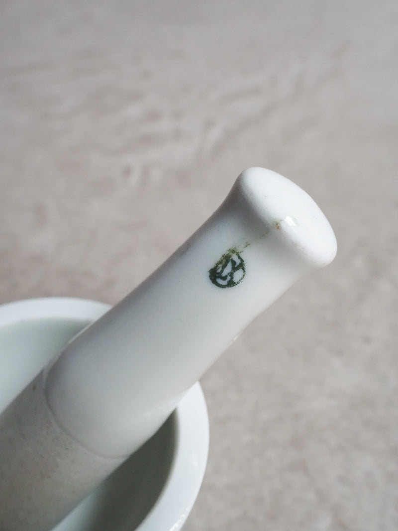 Ancien mini pilon en céramique blanche – Pharmacie / Laboratoire