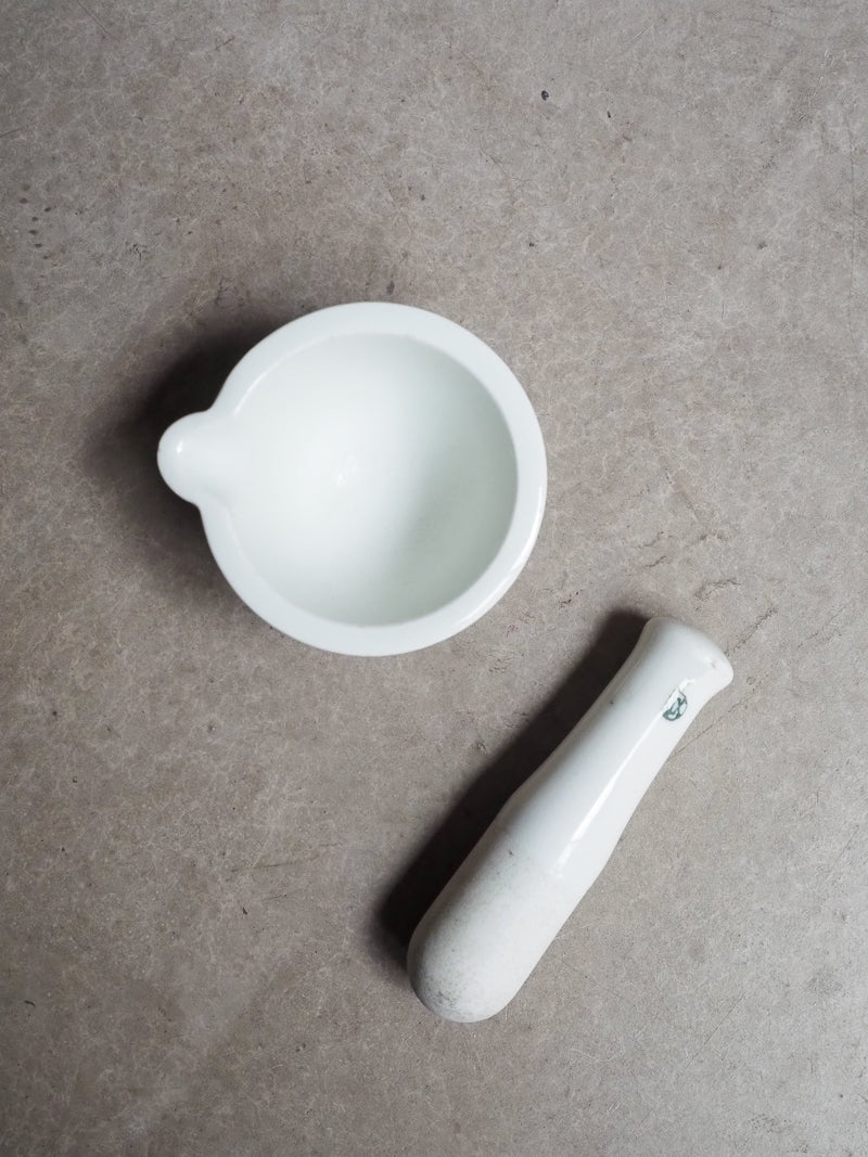 Ancien mini pilon en céramique blanche – Pharmacie / Laboratoire