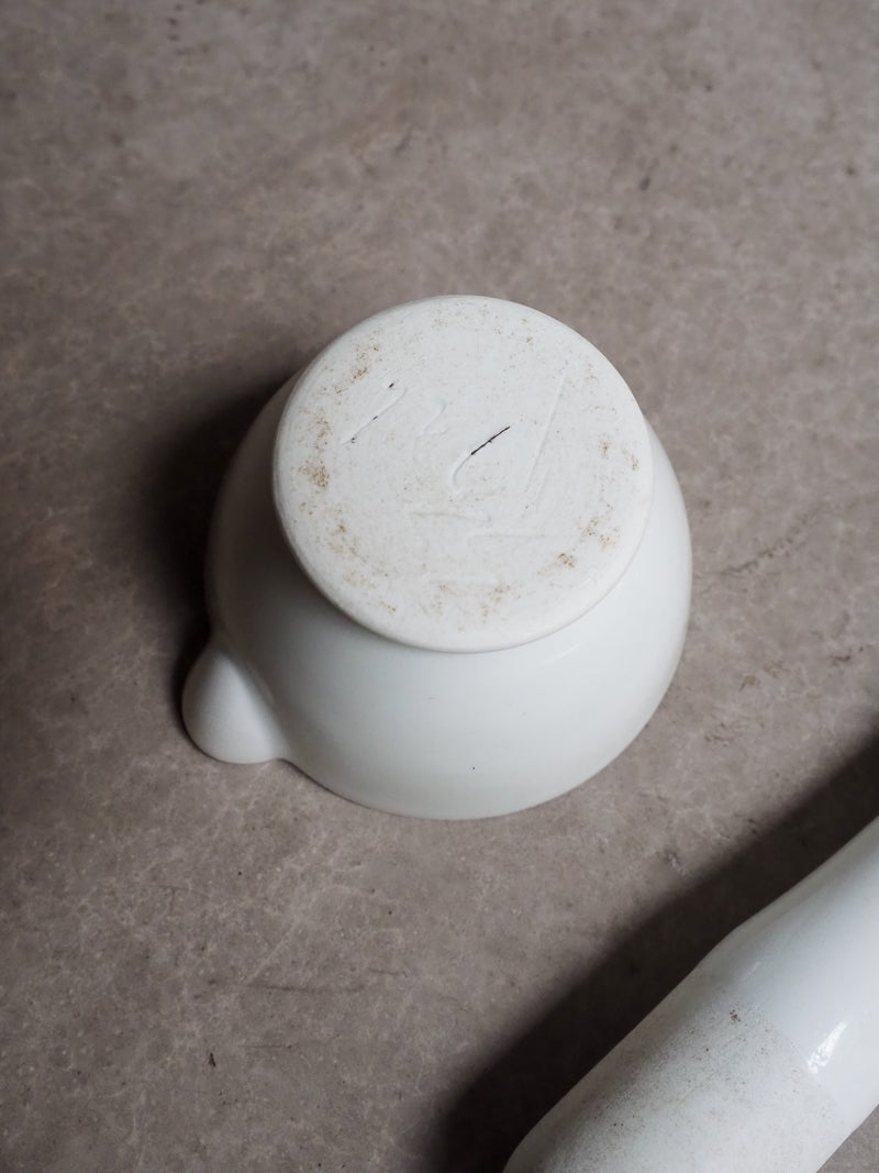 Ancien mini pilon en céramique blanche – Pharmacie / Laboratoire
