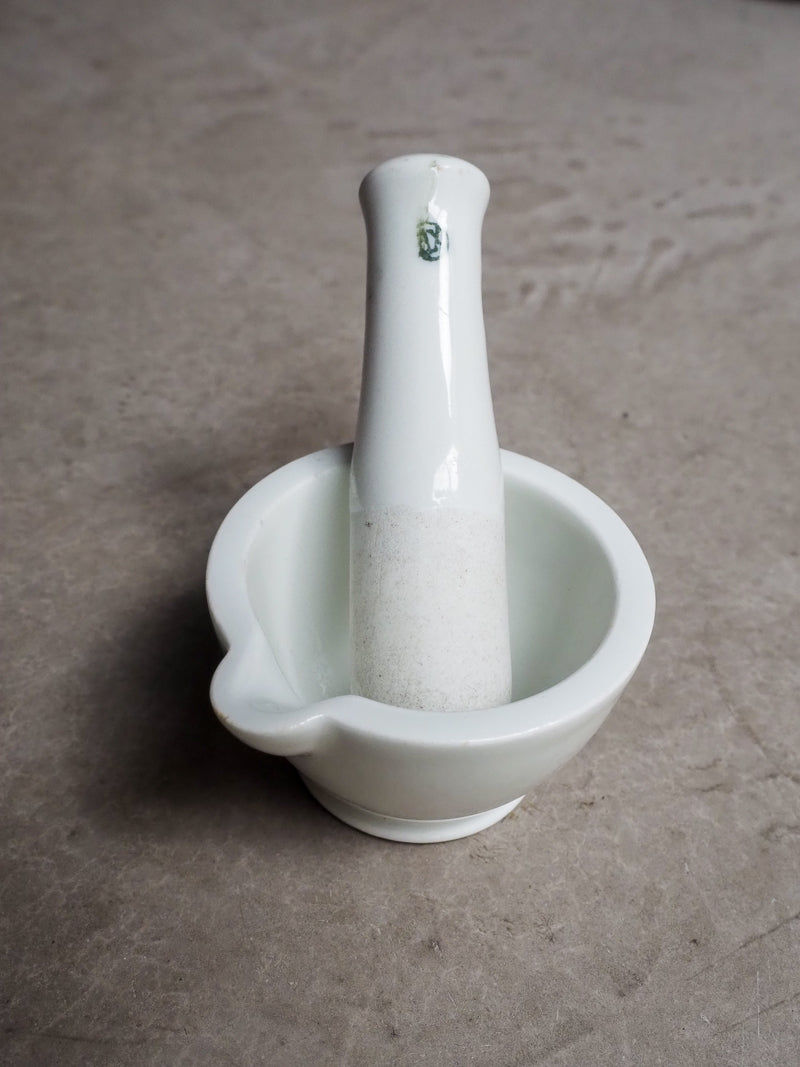 Ancien mini pilon en céramique blanche – Pharmacie / Laboratoire