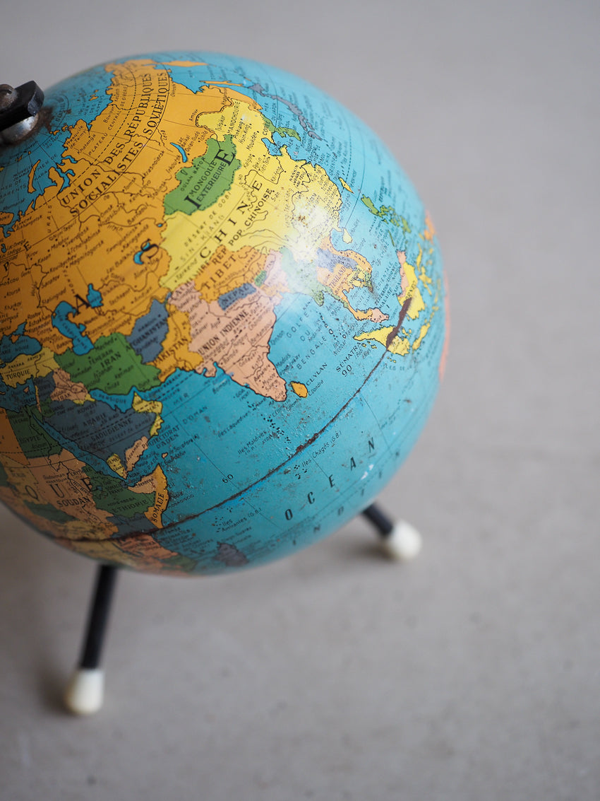 Petit globe terrestre en tôle tripode Cartes Taride