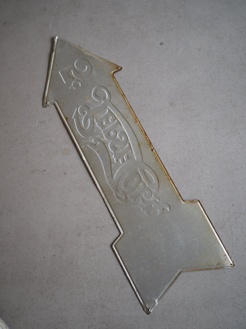 Grande plaque Publicitaire Vintage Pepsi-Cola en Métal – Forme Flèche