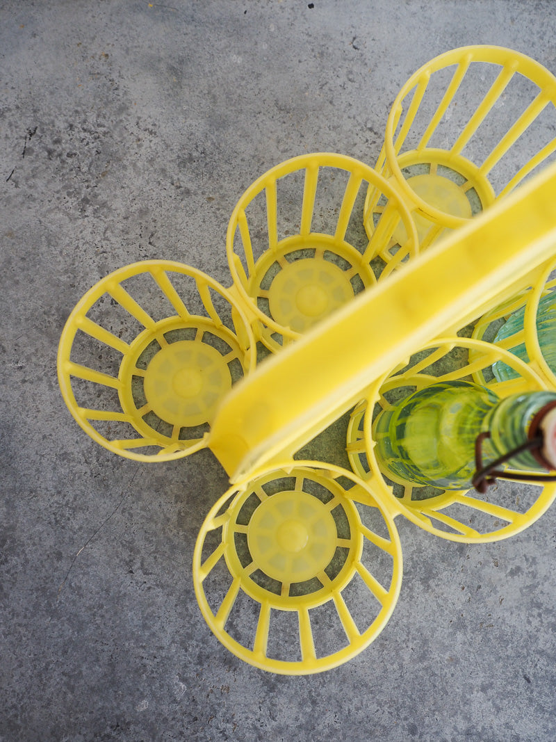 Porte-bouteilles en plastique jaune
