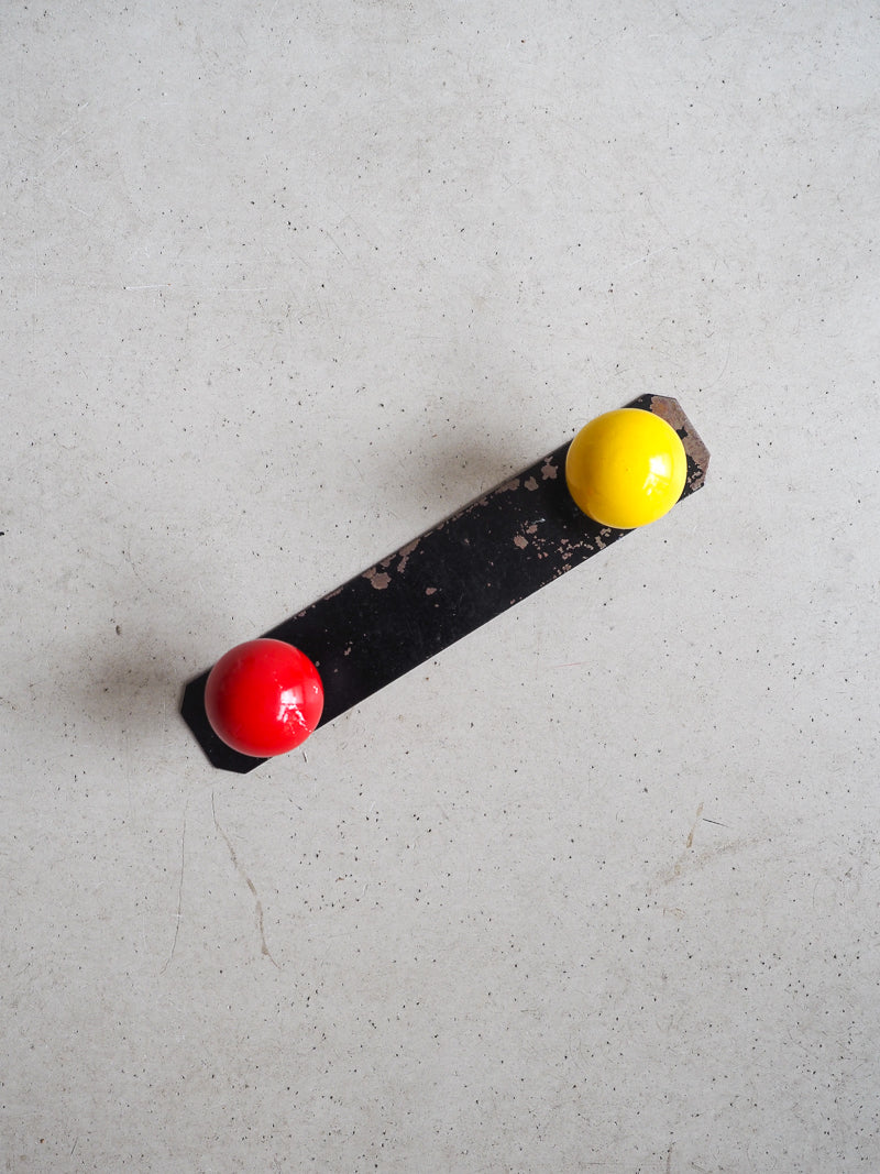 Porte-manteau patère en métal 2 boules en bois couleur