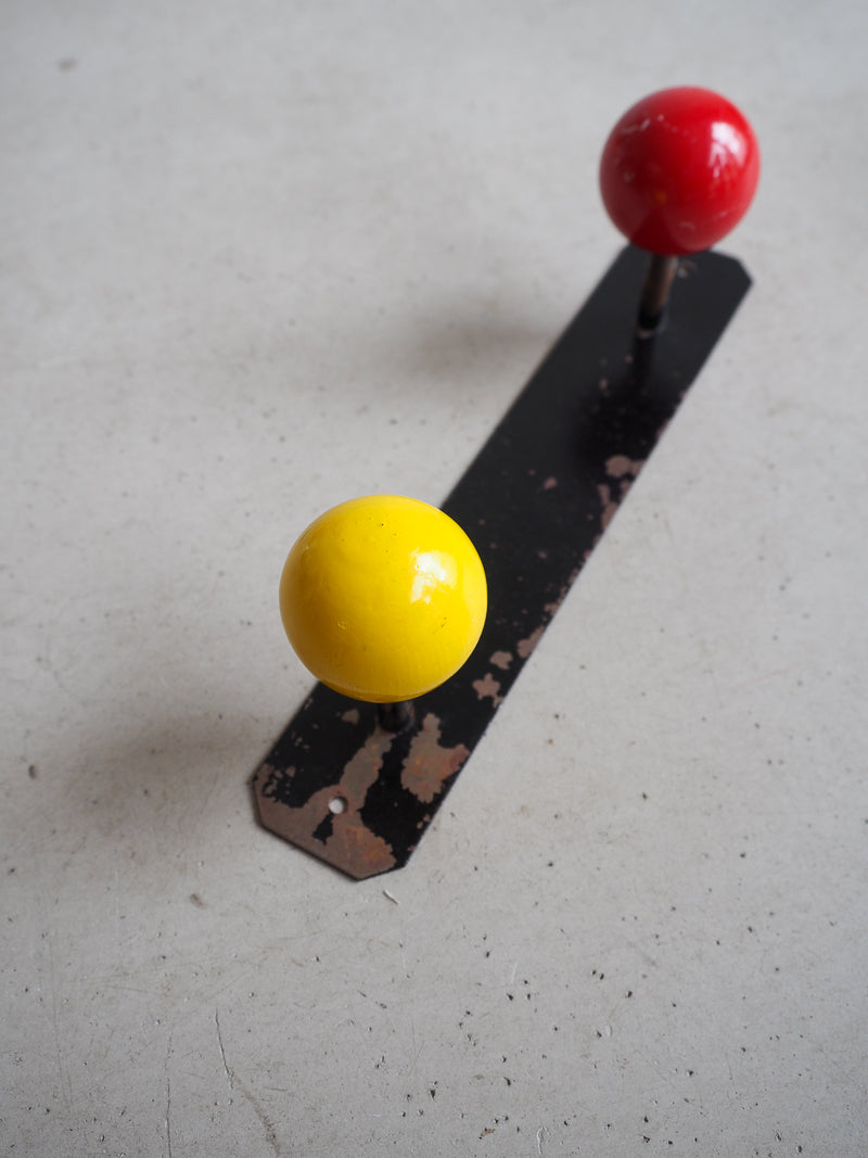 Porte-manteau patère en métal 2 boules en bois couleur