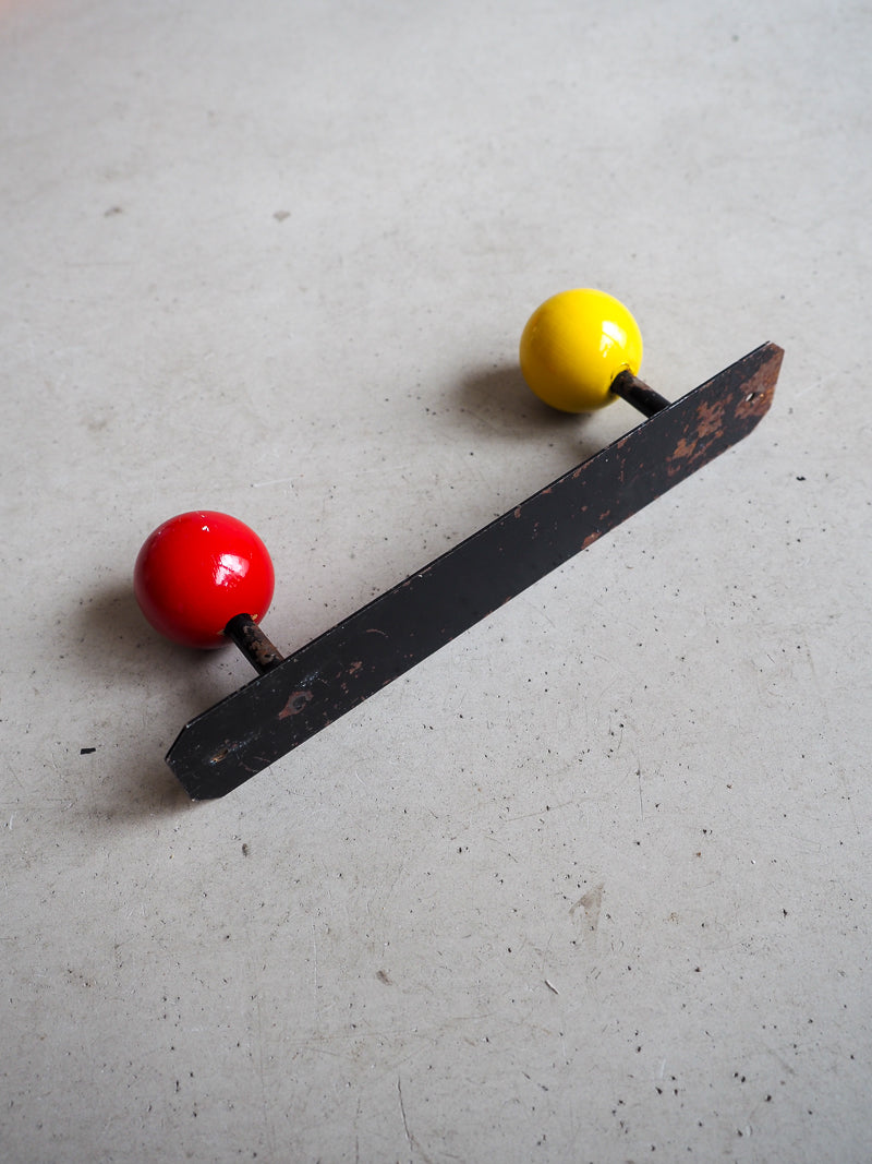 Porte-manteau patère en métal 2 boules en bois couleur