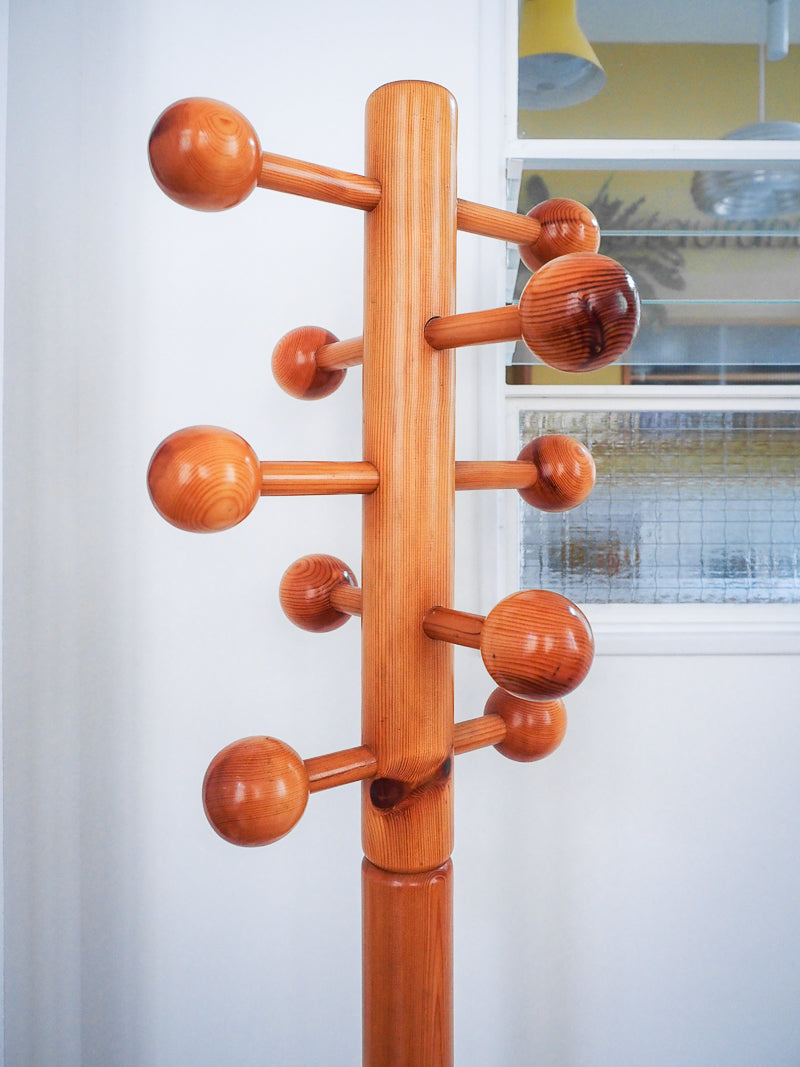 Porte-manteau pin style Charlotte Perriand "les arcs"
