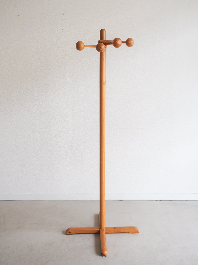 Porte-manteau spoutnik en bois brutaliste