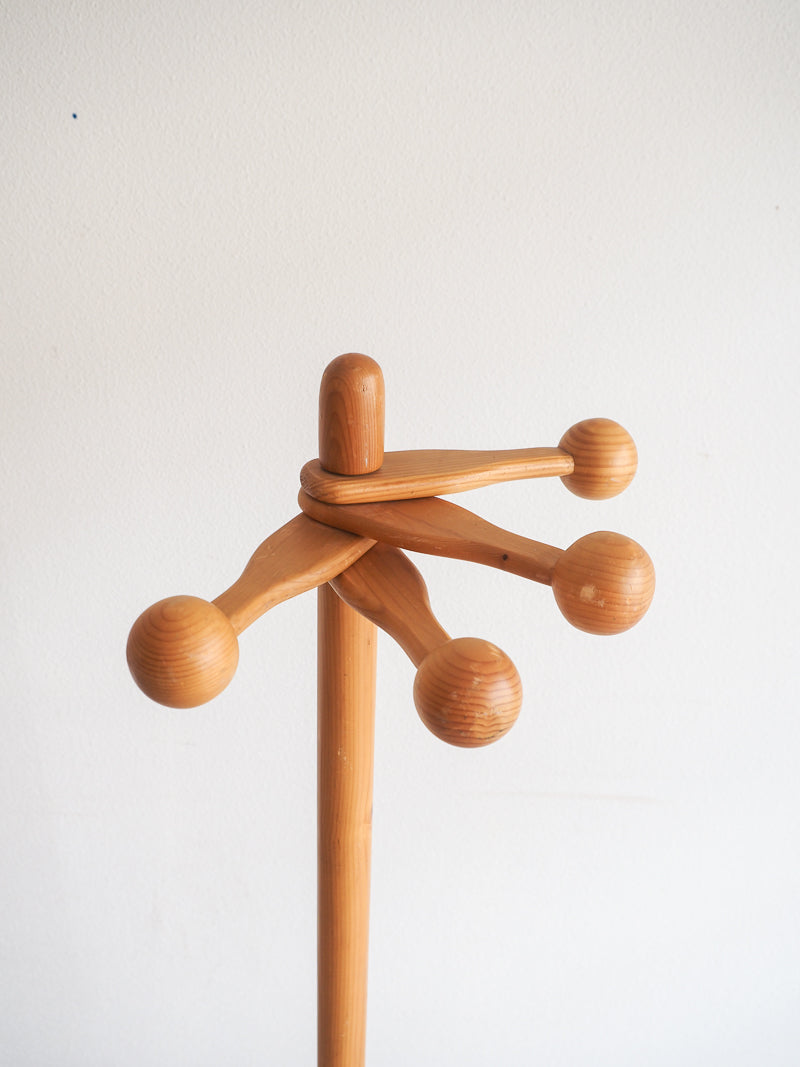Porte-manteau spoutnik en bois brutaliste