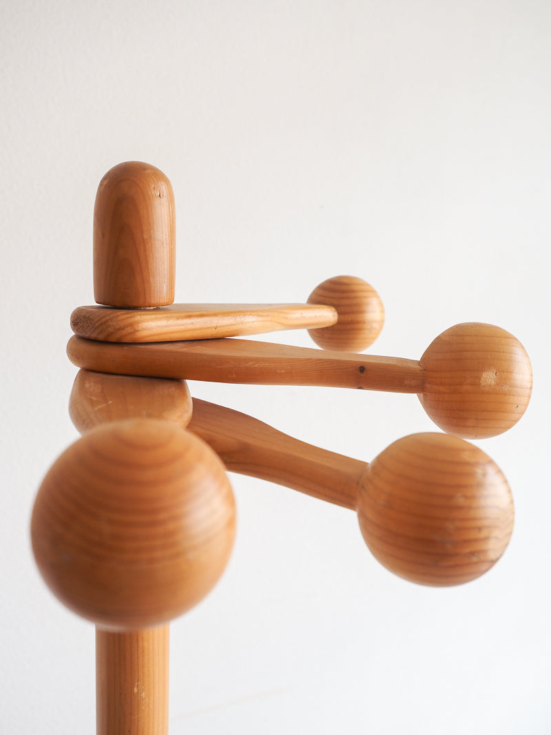 Porte-manteau spoutnik en bois brutaliste