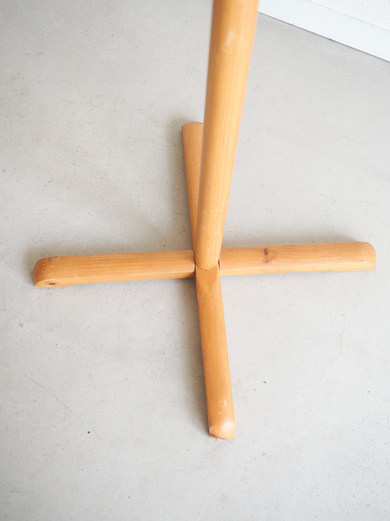 Porte-manteau spoutnik en bois brutaliste