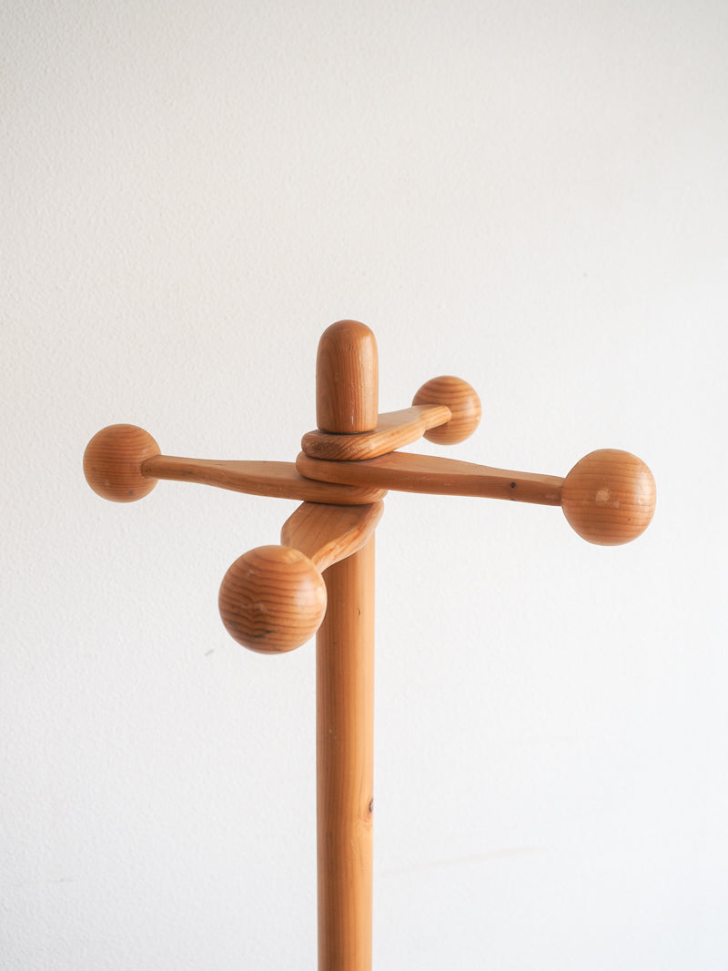 Porte-manteau spoutnik en bois brutaliste