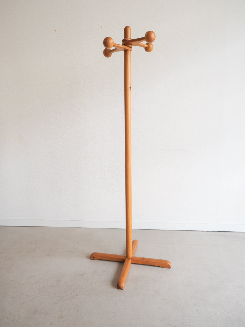 Porte-manteau spoutnik en bois brutaliste