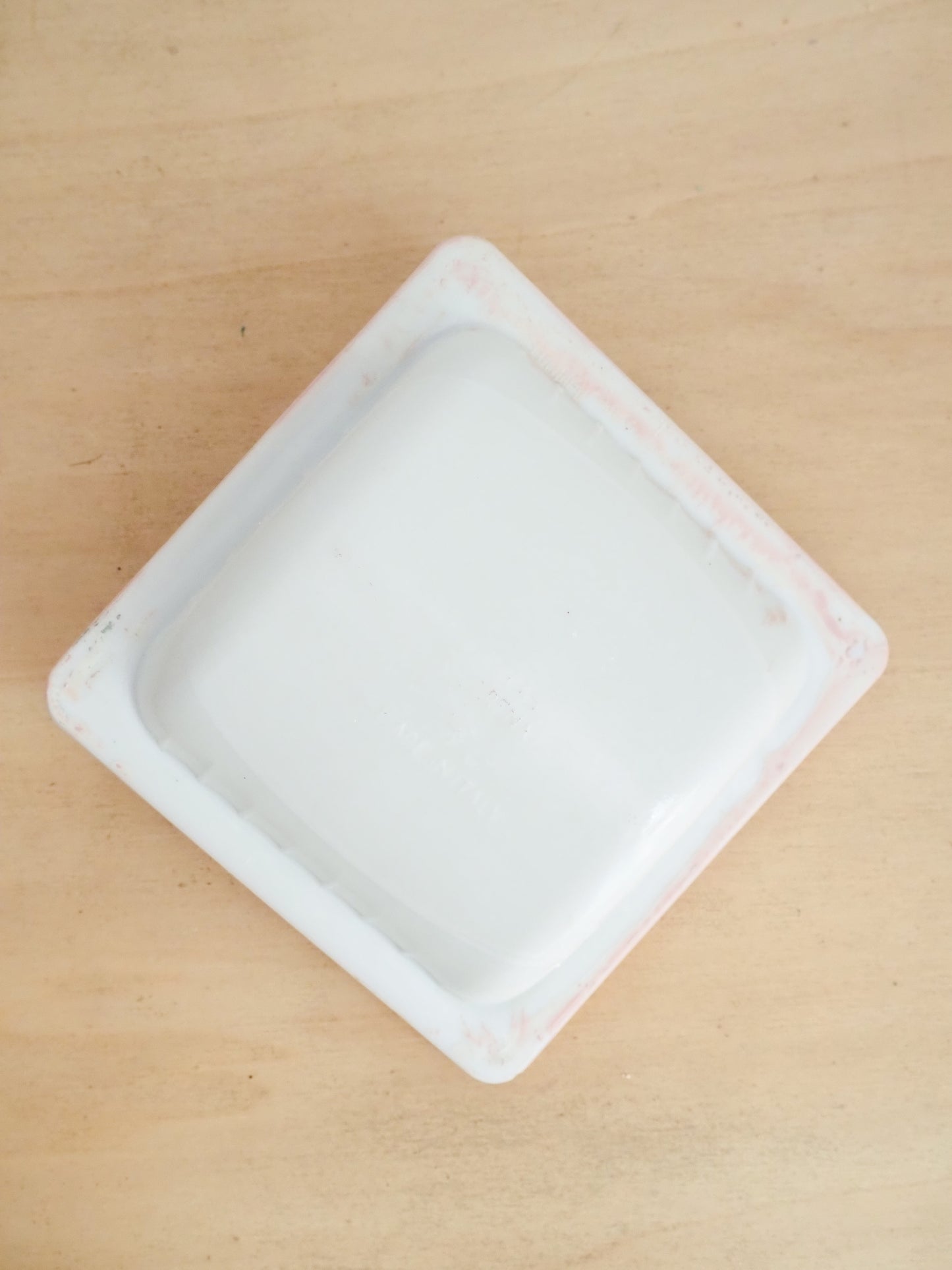 Porte-savon mural encastrable en opaline blanche bord rose