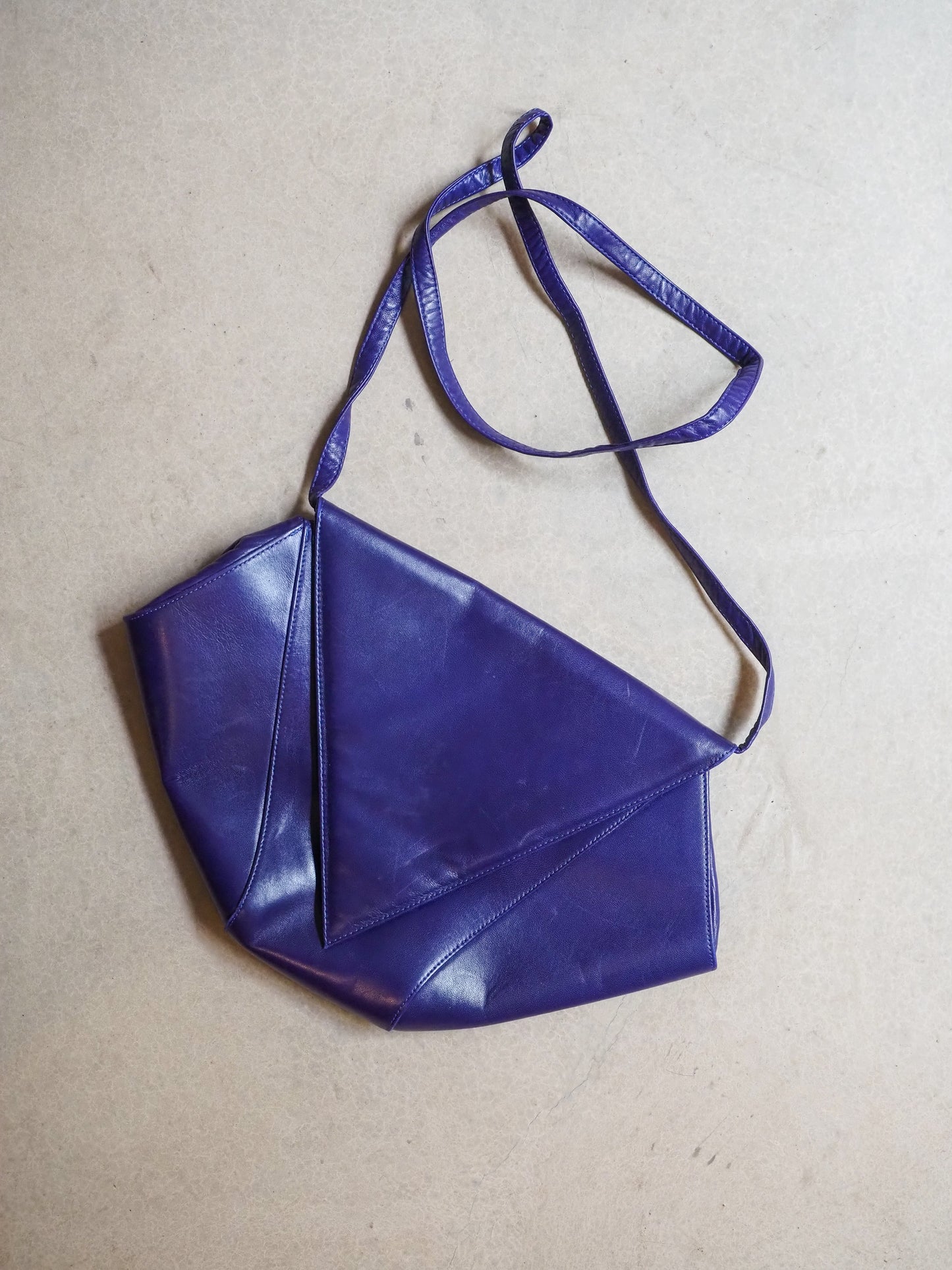 Sac à main enveloppe vintage Charles Jourdan – Cuir violet – Années 70