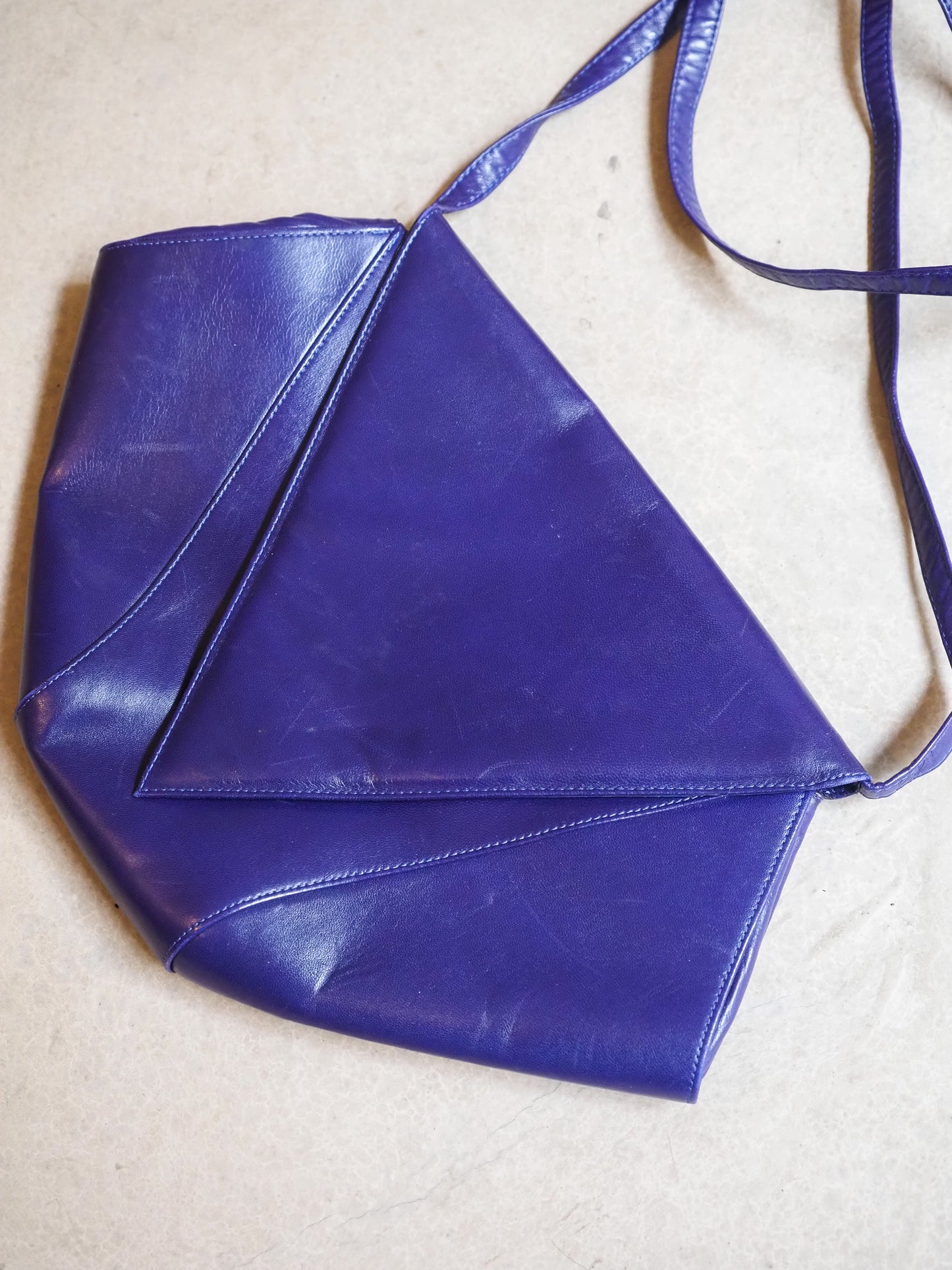 Sac à main enveloppe vintage Charles Jourdan – Cuir violet – Années 70