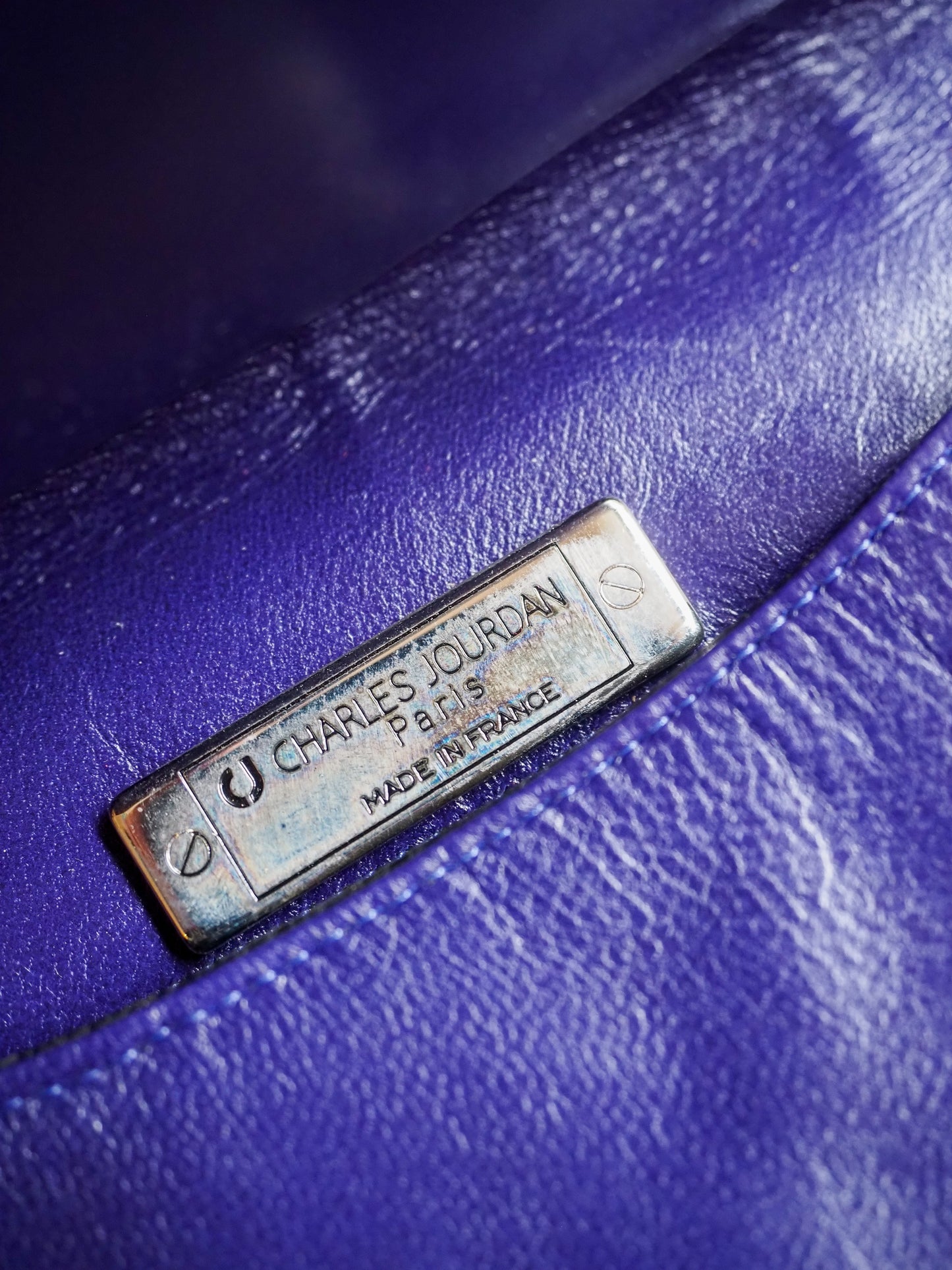 Sac à main enveloppe vintage Charles Jourdan – Cuir violet – Années 70