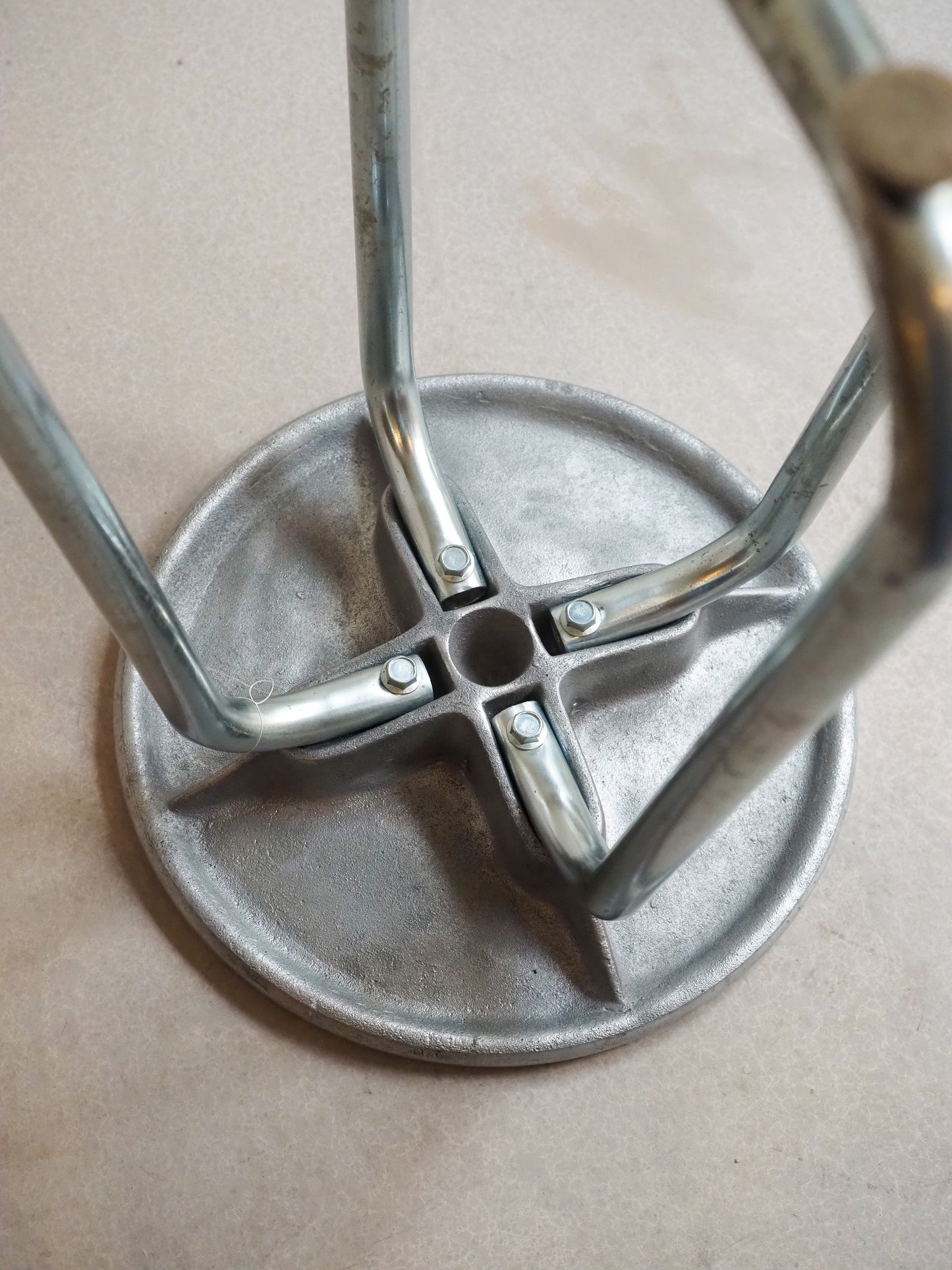 Tabouret haut vintage en fonte d'aluminium