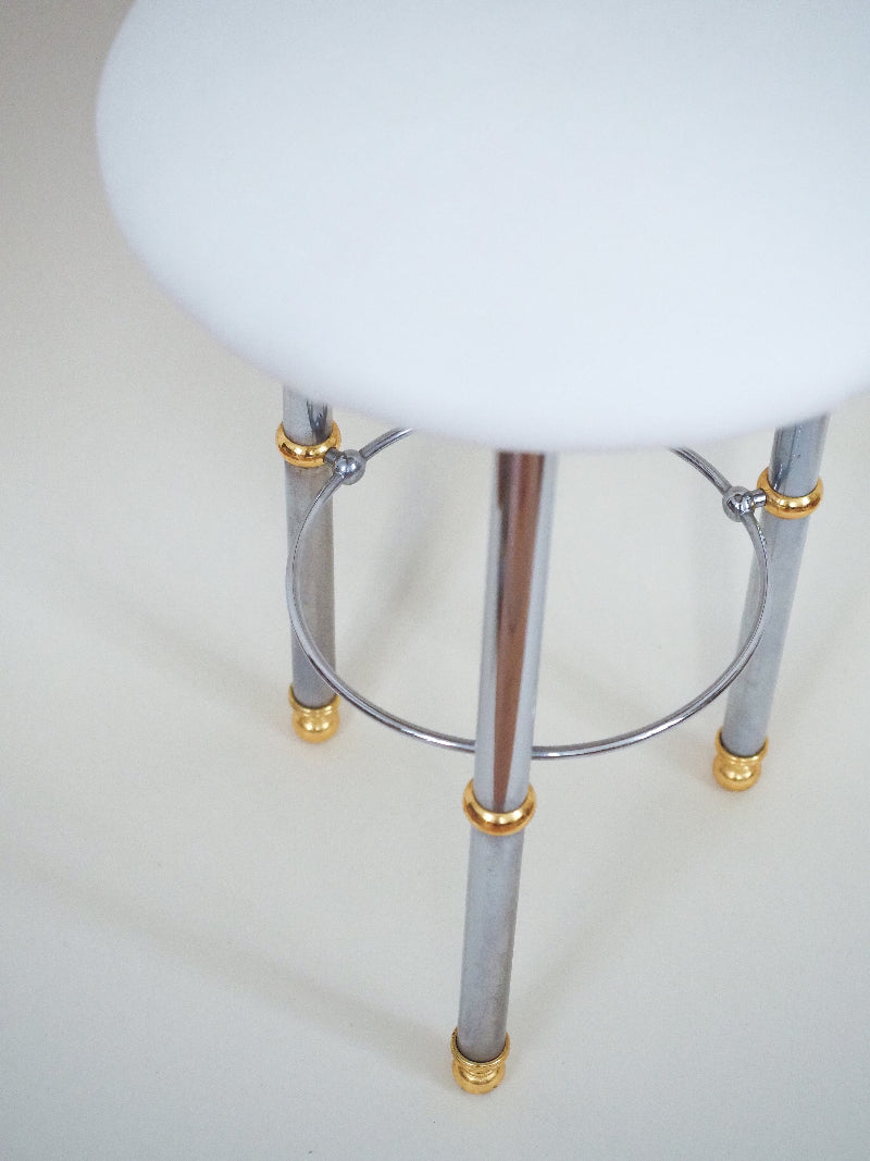 Tabouret tripode en métal chromé et doré