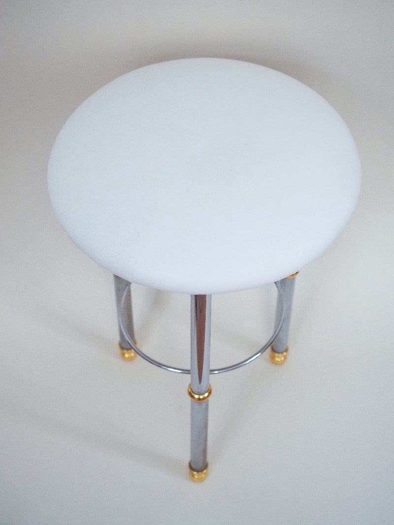 Tabouret tripode en métal chromé et doré