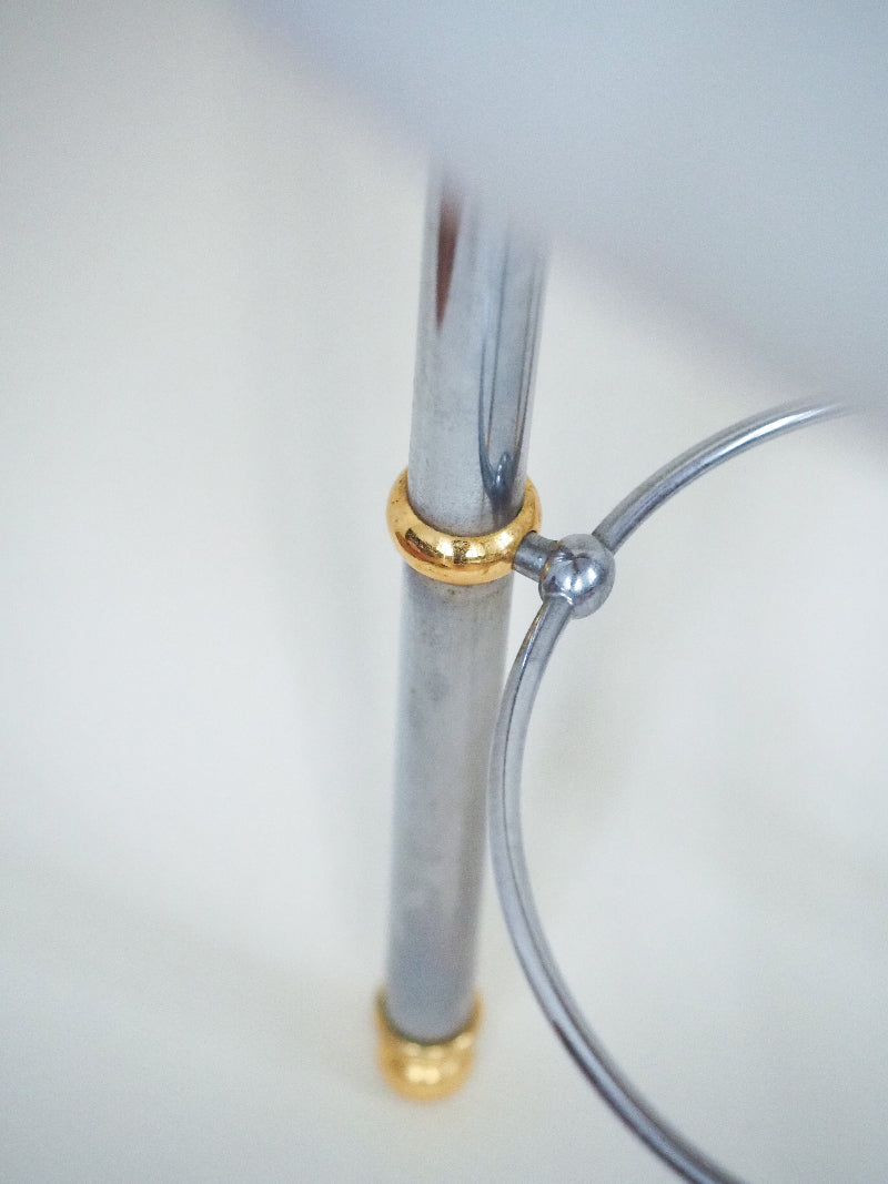 Tabouret tripode en métal chromé et doré