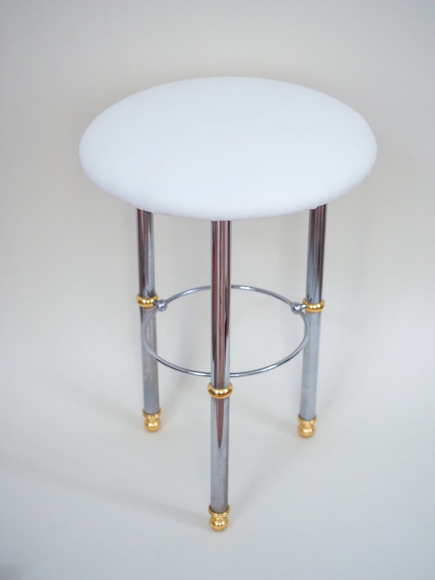 Tabouret tripode en métal chromé et doré