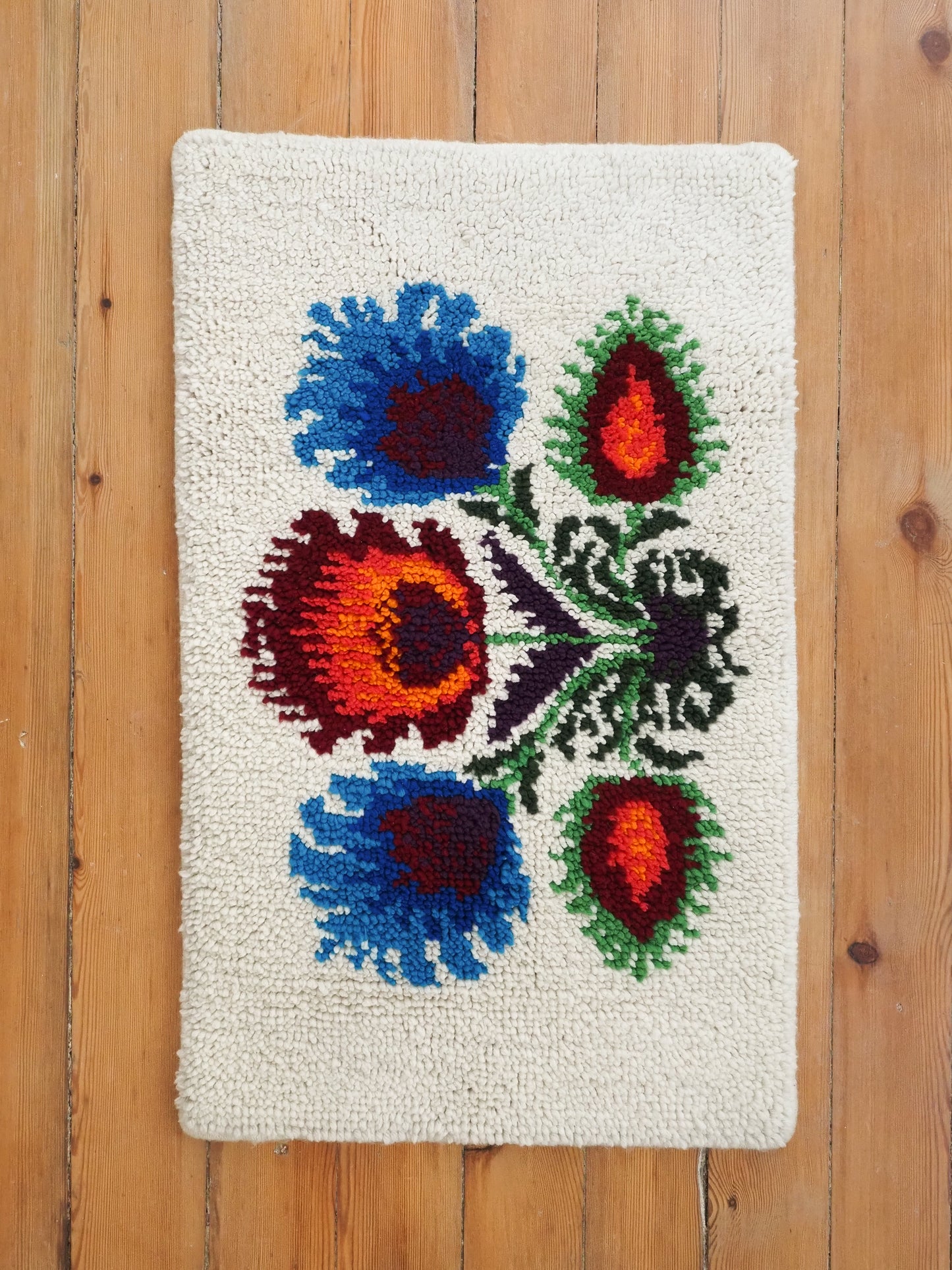 Tapis en laine vintage fait main – fleurs – 100 x 60 cm