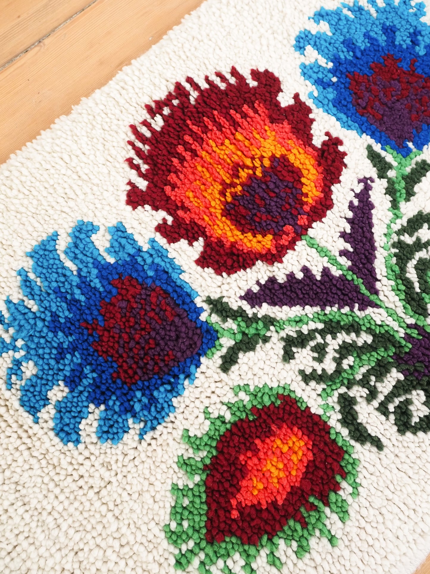 Tapis en laine vintage fait main – fleurs – 100 x 60 cm