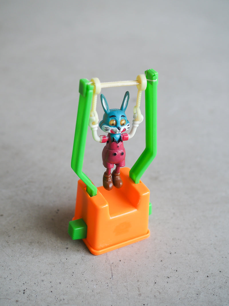 Figurine lapin acrobate The Swingers