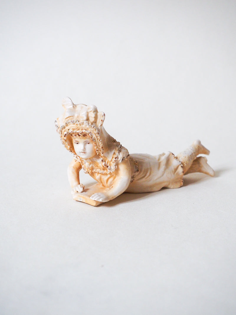 Biscuit - Statuette ancienne – Petite fille au chapeau – XIXᵉ siècle