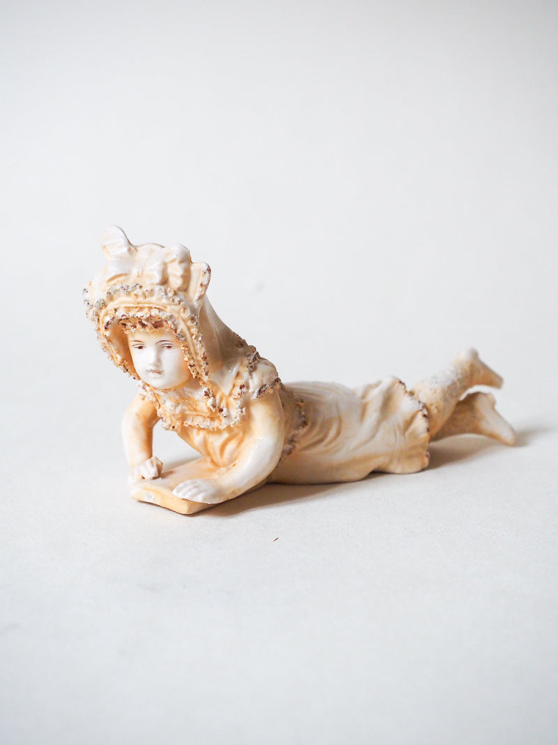 Biscuit - Statuette ancienne – Petite fille au chapeau – XIXᵉ siècle